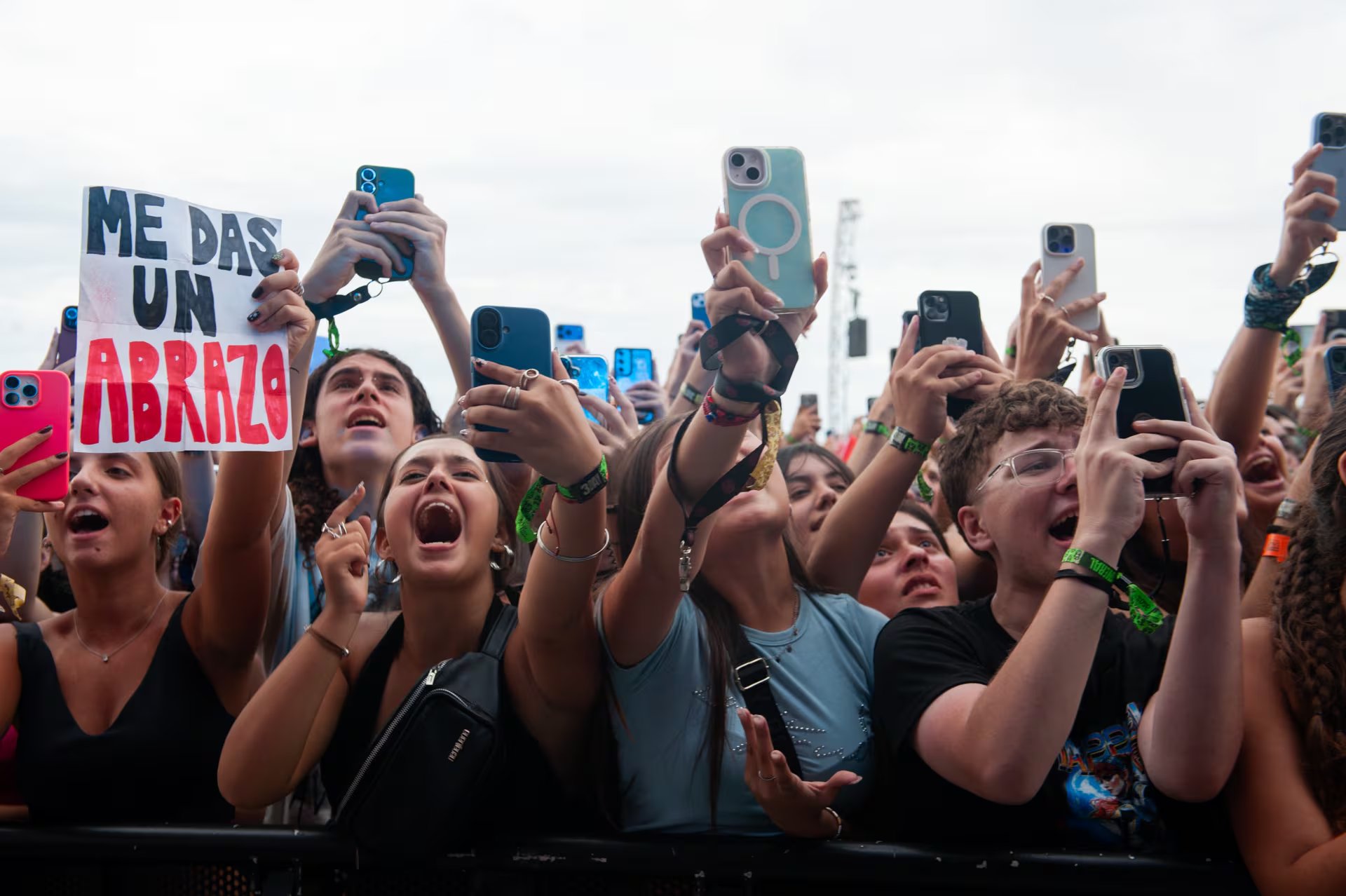 La expectativa crece en el Hipódromo de San Isidro mientras miles de fanáticos se visten de rojo y rosa, esperando la llegada de Sabrina Carpenter y disfrutando de las primeras actuaciones del día (Jaime Olivos)