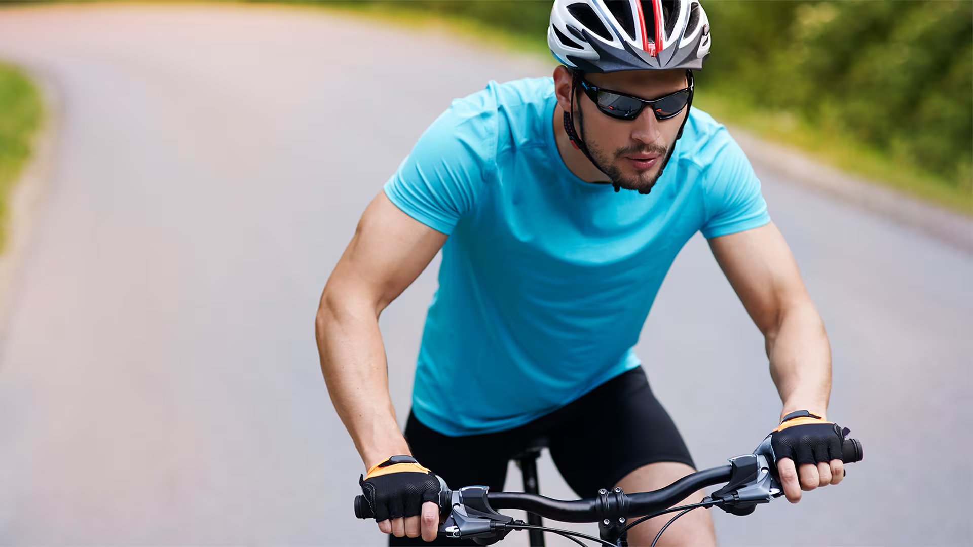 Hombre practicando ciclismo (Freepik)