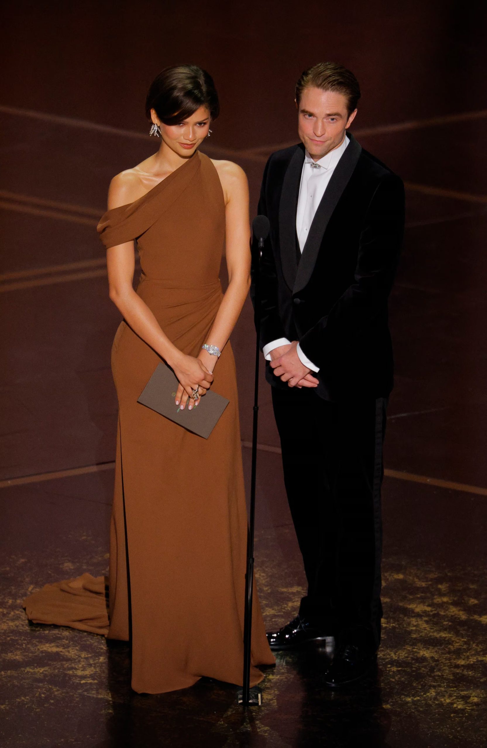 El bob pulido en tono castaño oscuro aporta sofisticación minimalista al estilo de Zendaya (REUTERS/Mike Blake)