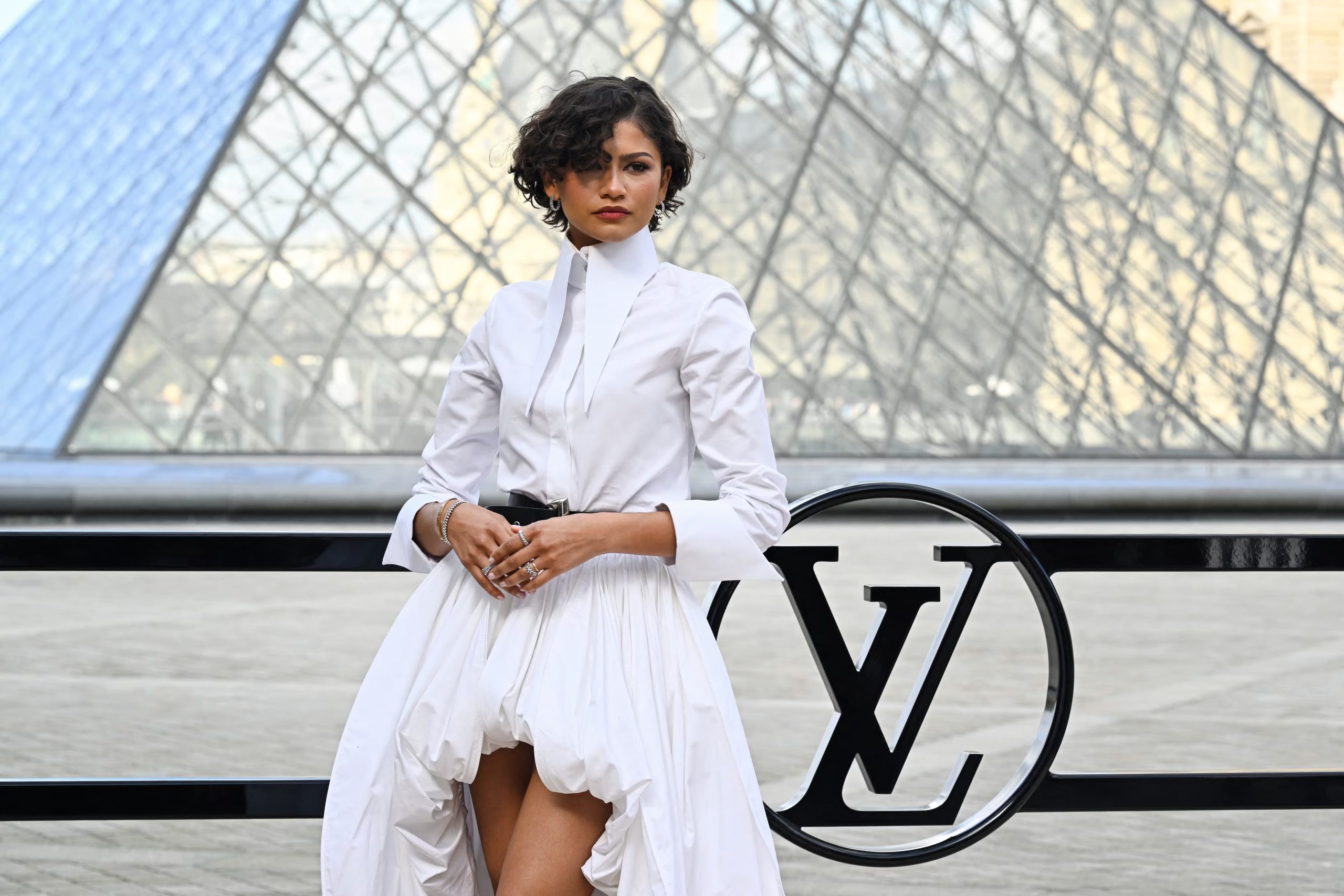 El bob rizado en París acompaña un vestido estructurado y realza la modernidad de Zendaya (Photo by JULIEN DE ROSA / AFP)