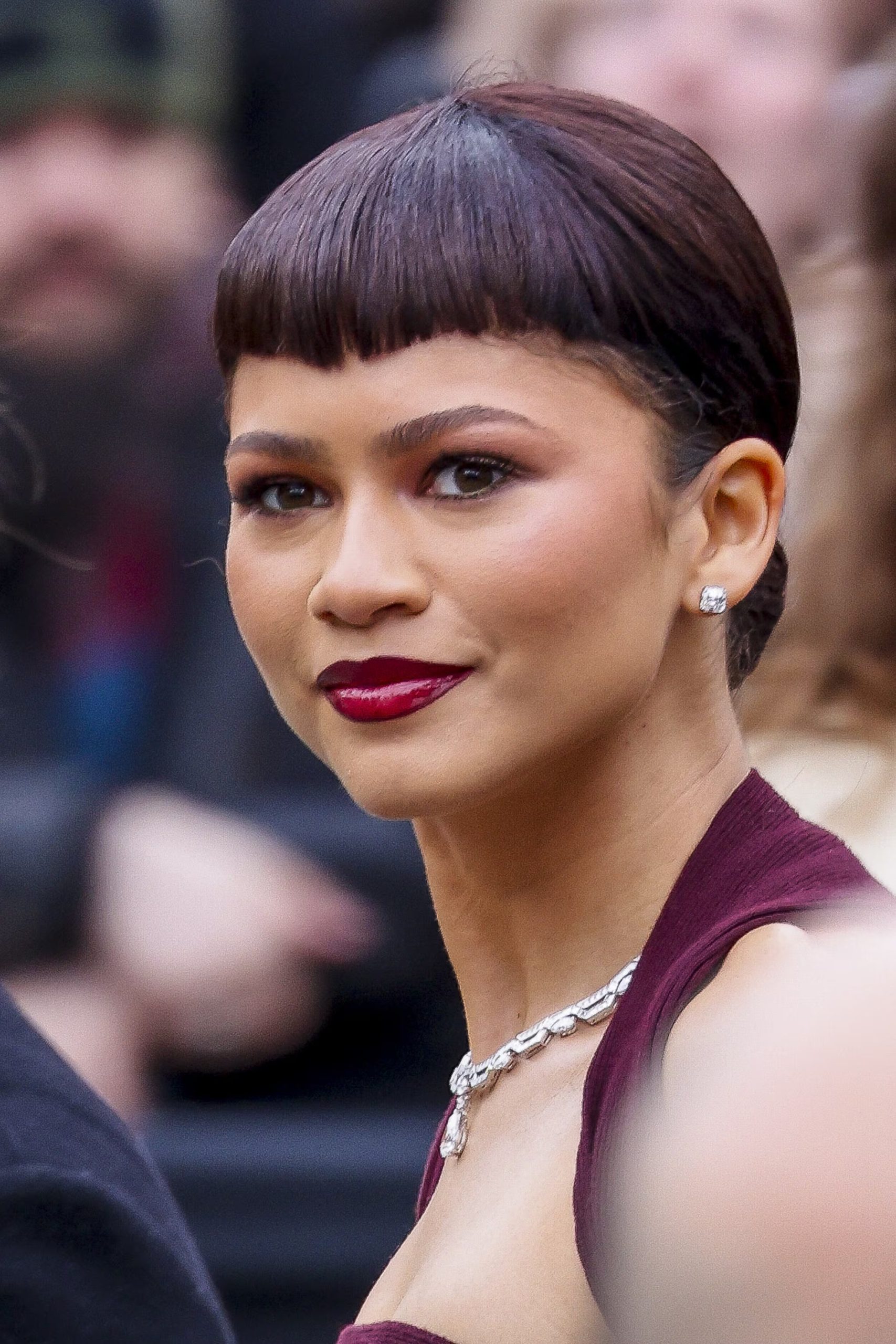 El recogido bajo con flequillo ultracorto transforma la imagen en una propuesta vanguardista (The Grosby Group)