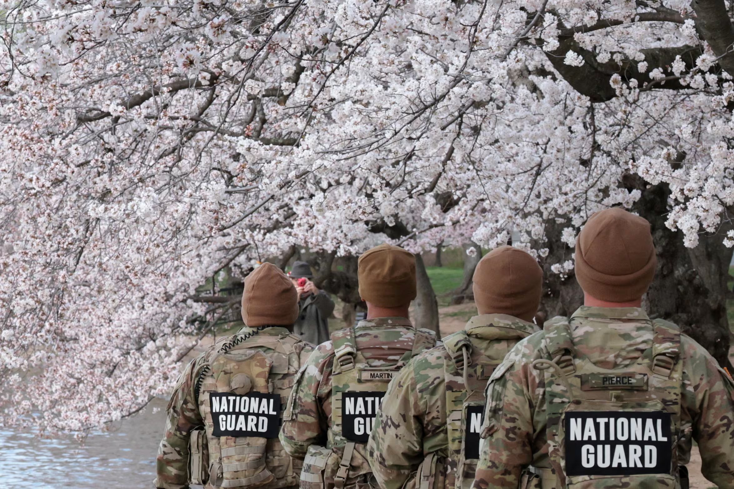 La seguridad en las áreas más transitadas se refuerza con patrullajes adicionales, en respuesta a la afluencia de público y los trabajos de renovación en curso (REUTERS/Jonathan Ernst)