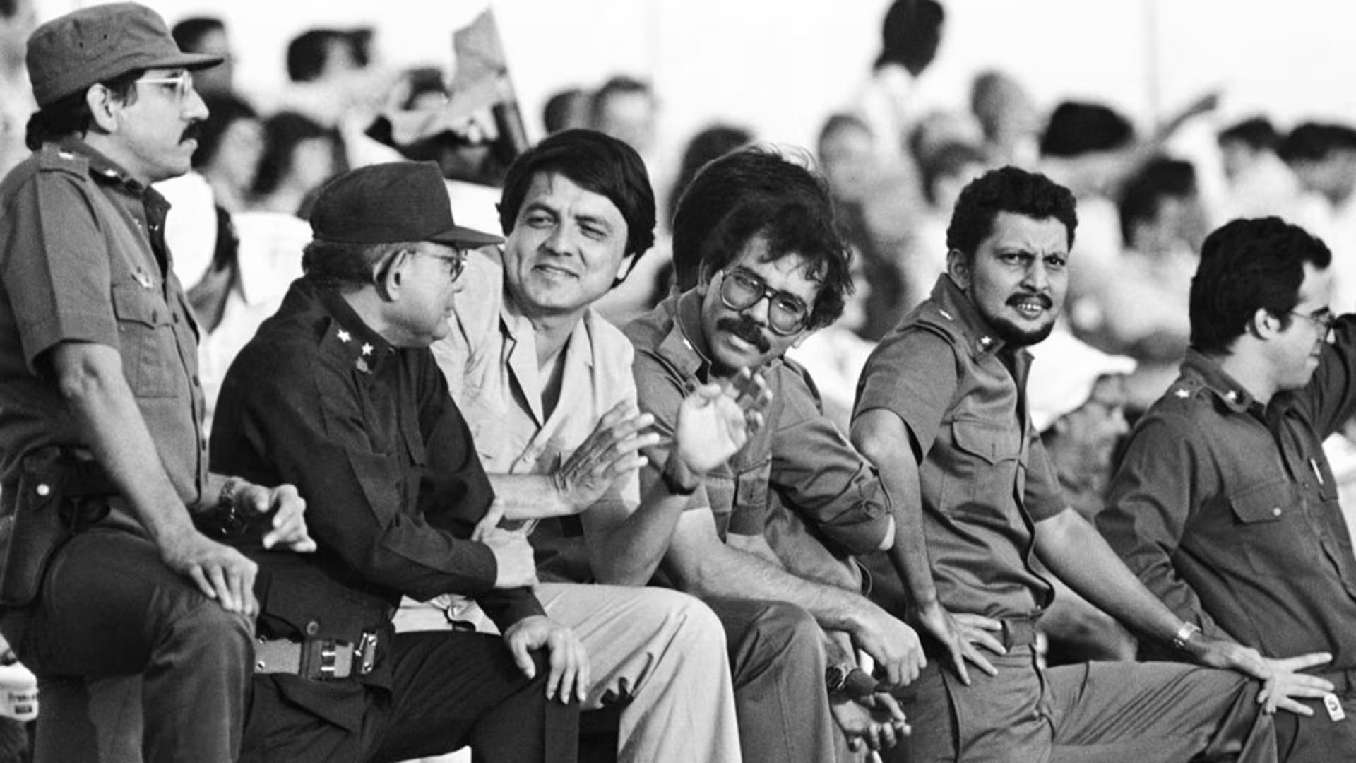 Bayardo Arce, penúltimo de izquierda a derecha, fue miembro de la poderosa Dirección Nacional sandinista que gobernó Nicaragua en los años 80 (Foto archivo)