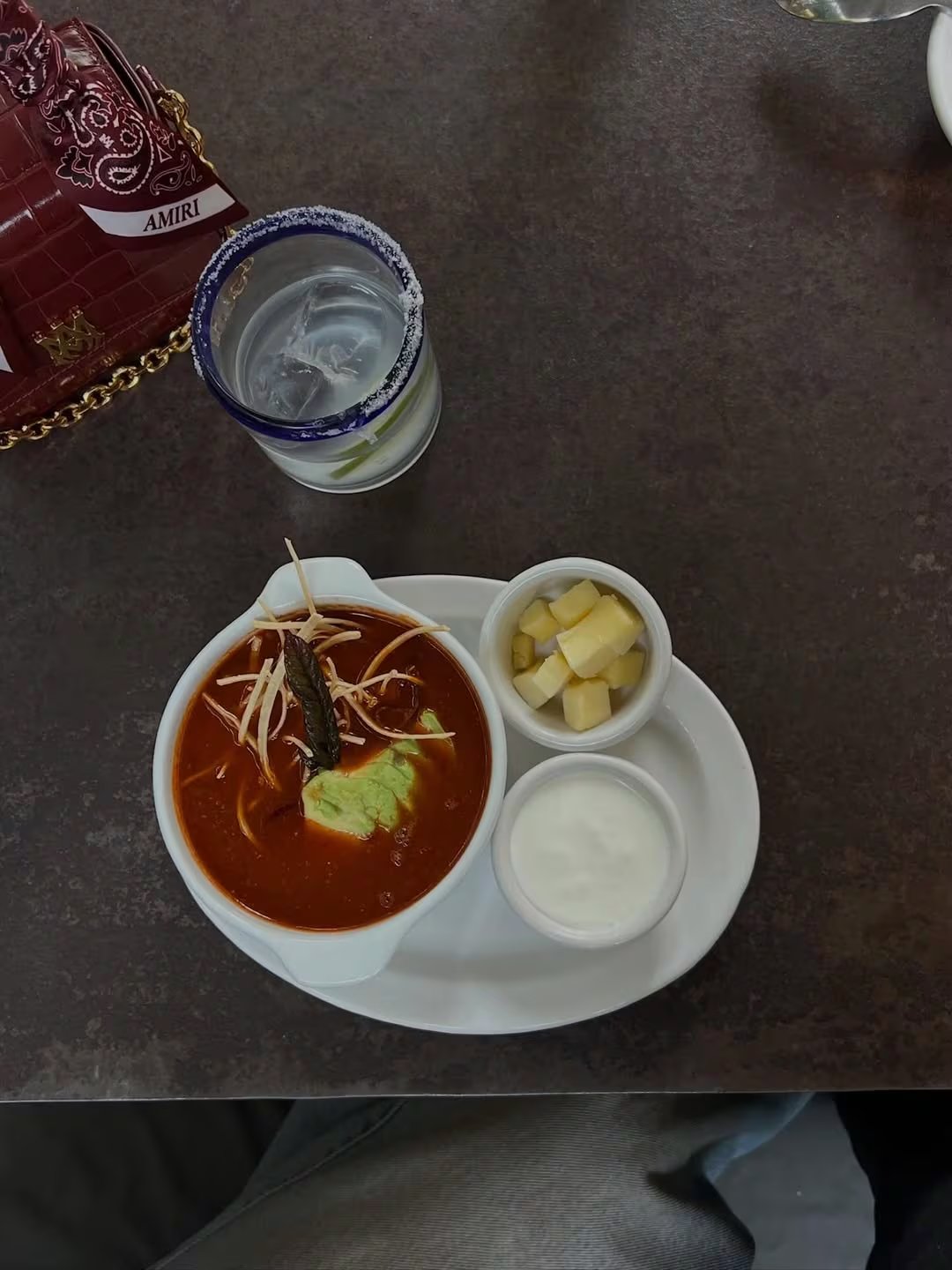 La Joaqui compartió un momento de disfrute culinario con un platillo tradicional y una bebida refrescante durante sus relajantes vacaciones en México