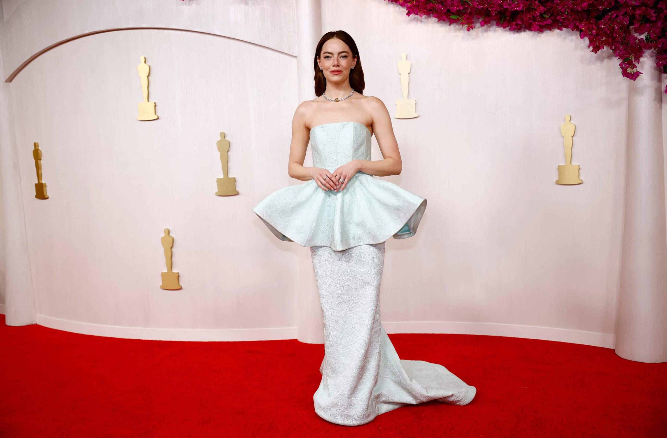 Vestido blanco palabra de honor con textura brocada y silueta acampanada que destaca por su elegancia minimalista (REUTERS/Sarah Meyssonnier)
