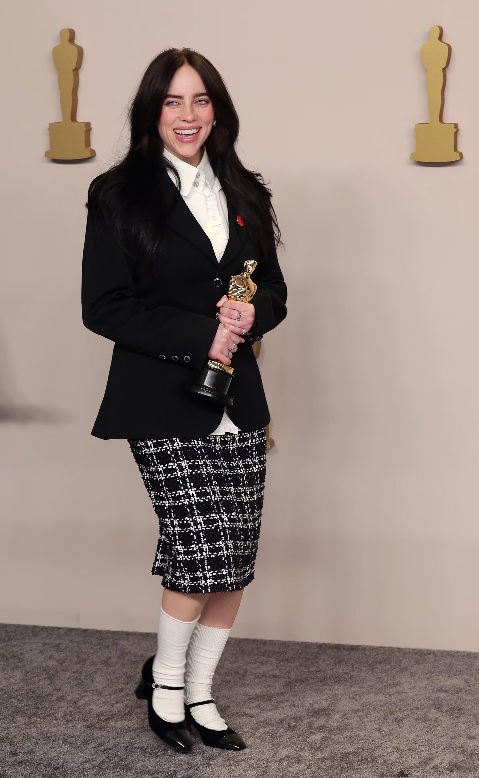 Conjunto sastre en negro y blanco con falda de cuadros y accesorios que rompen con lo tradicional (REUTERS/Carlos Barria)