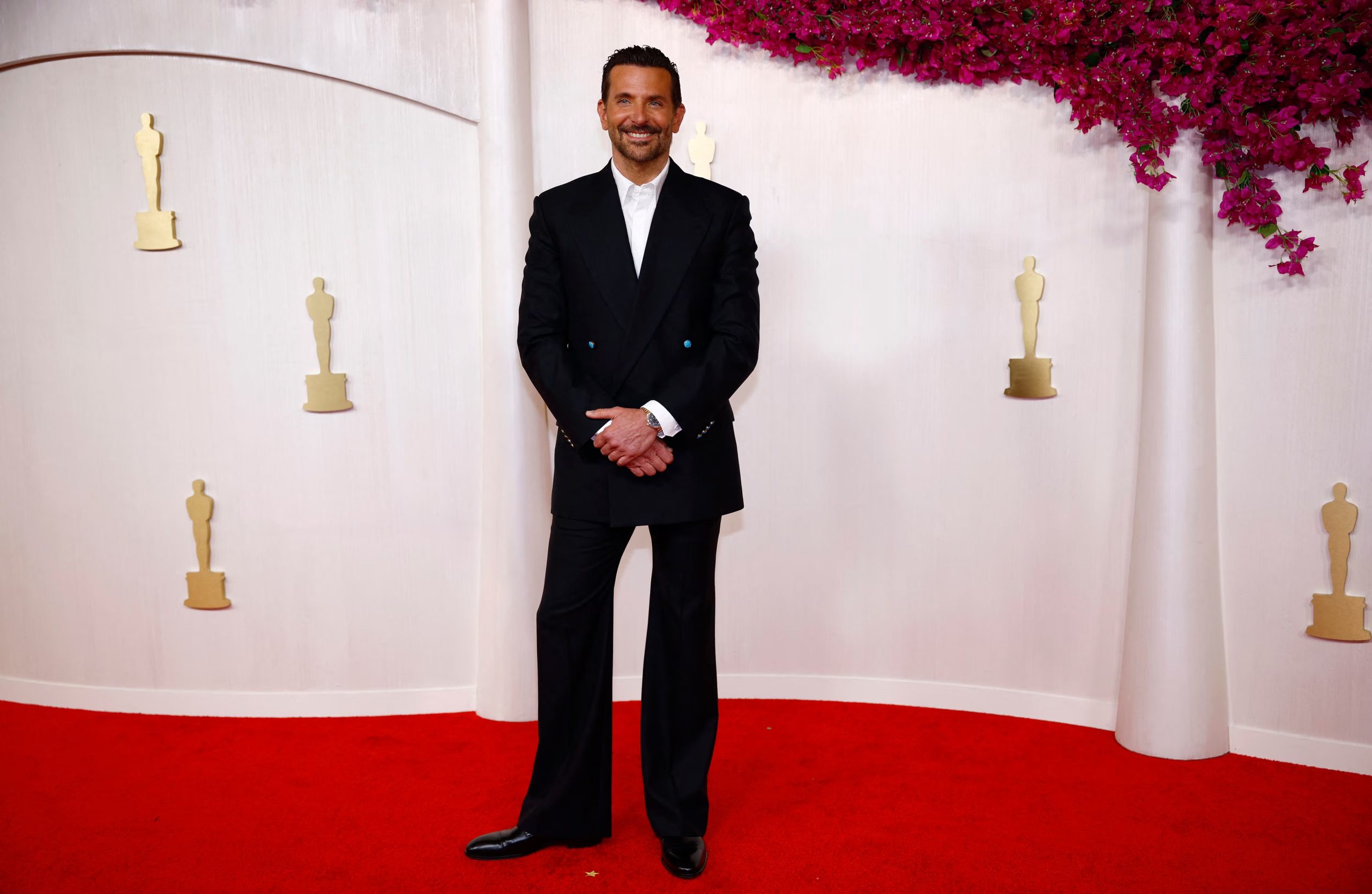 Traje clásico negro cruzado sin corbata y zapatos de charol para un estilo sobrio y atemporal (REUTERS/Sarah Meyssonnier)