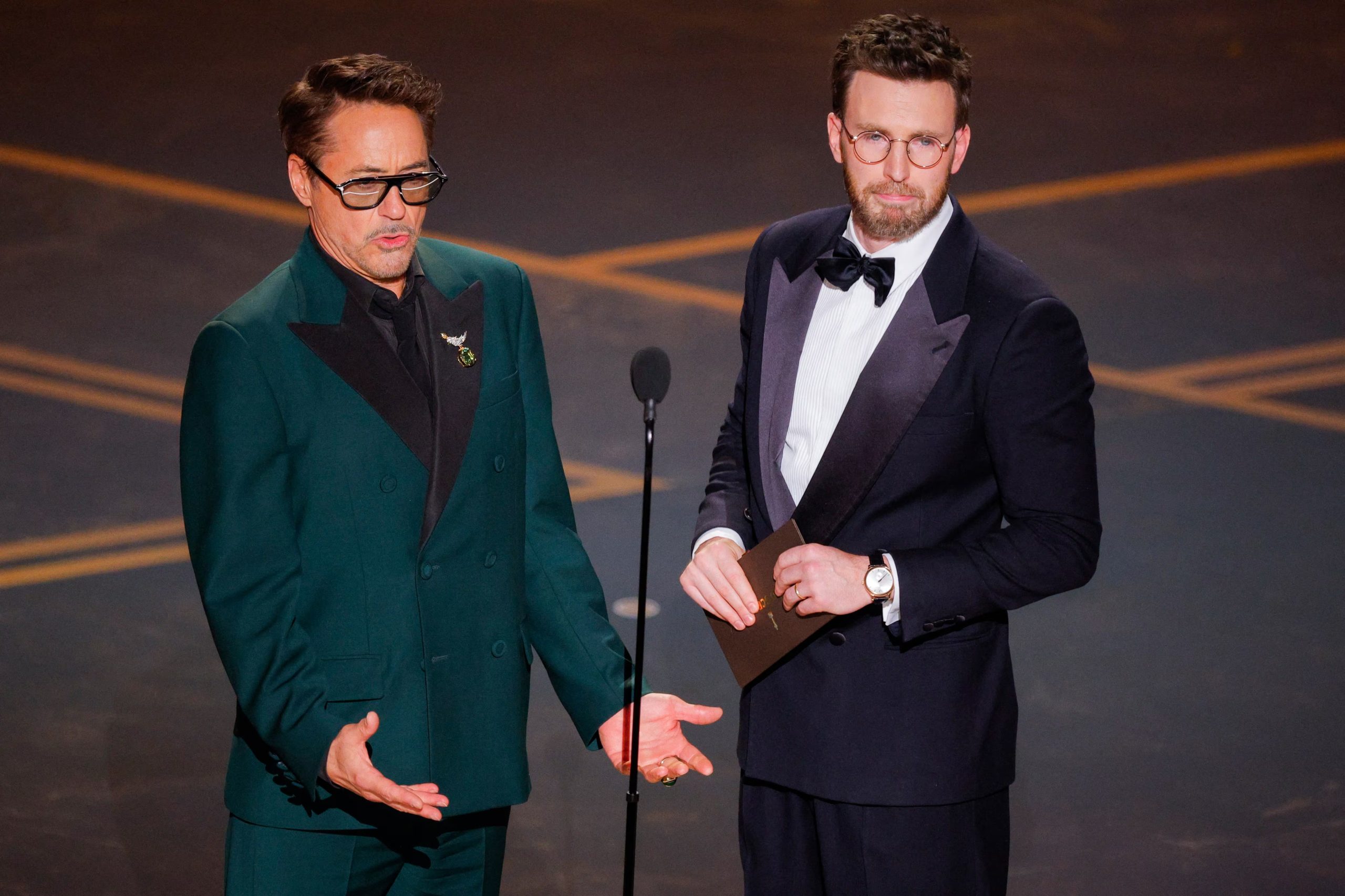 Robert Downey Jr. y Chris Evans se han reunido en la gala de los Oscar REUTERS/Mike Blake