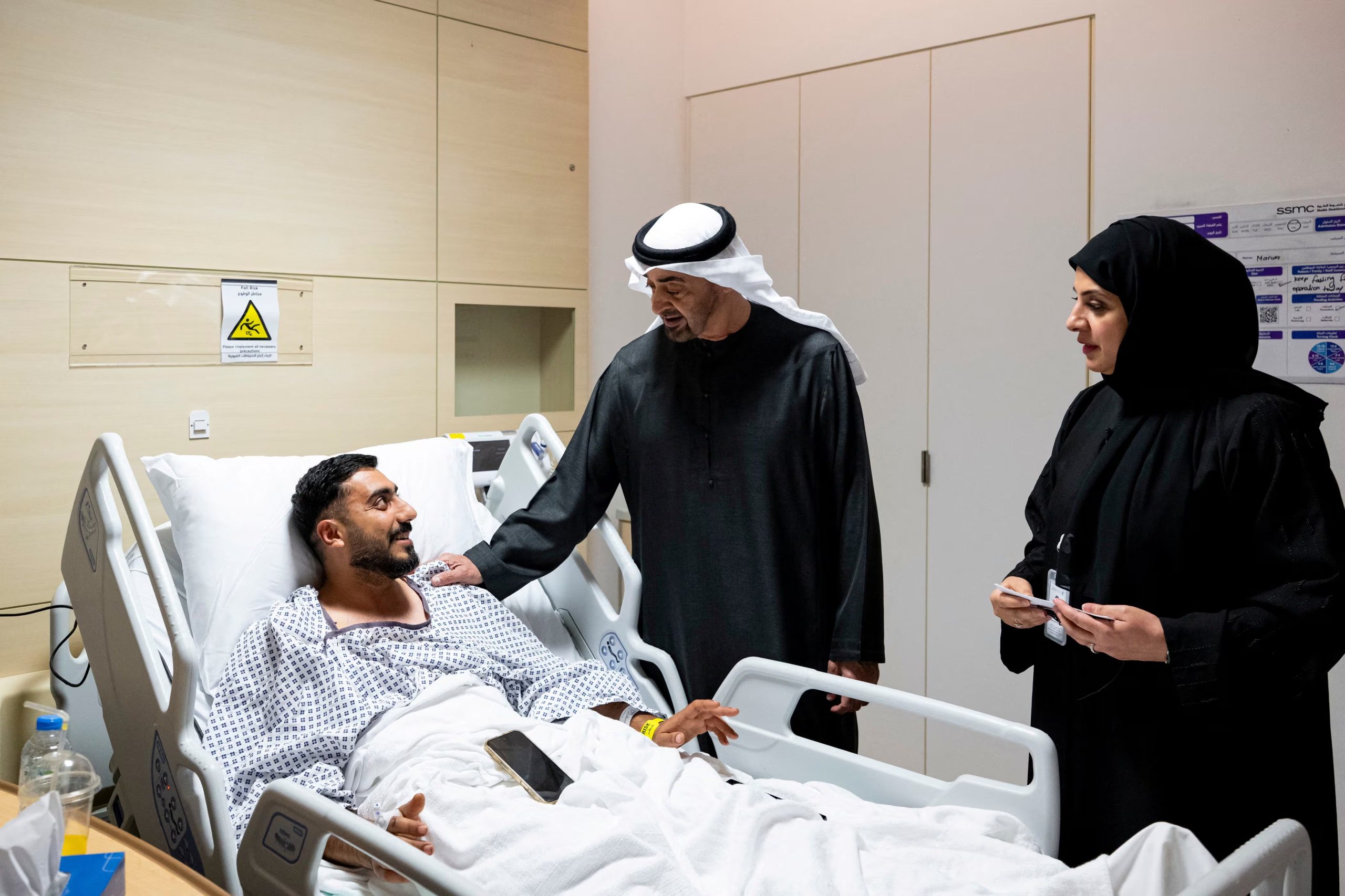 El presidente de los Emiratos Árabes Unidos se reúne con pacientes heridos que reciben tratamiento en un hospital de Abu Dabi (Abdulla Al Bedwawi / UAE Presidential Court/Handout via REUTERS)