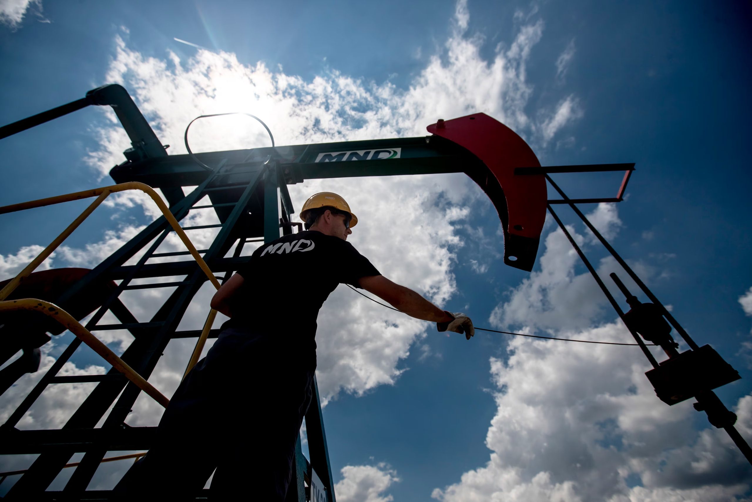 EPA2559. UHRICE (REP�BLICA CHECA), 21/06/2019.- Un trabajador comprueba un cable de la estaci�n de bombeo de petr�leo durante un mantenimiento rutinario en la planta petrolera de la empresa checa MND en Uhrice, Rep�blica Checa, este viernes. El precio del barril de petr�leo Brent para entrega en agosto tend�a este viernes al alza, al cotizar a 65,42 d�lares sobre las 11.30 GMT, tras experimentar un repunte del 1,4 % frente al cierre de la jornada previa. El aumento de la cotizaci�n del Brent se debe, seg�n los analistas, a las crecientes tensiones generadas entre Estados Unidos e Ir�n, un contexto que hace temer posibles restricciones del suministro en Oriente Medio. EFE/Martin Divisek