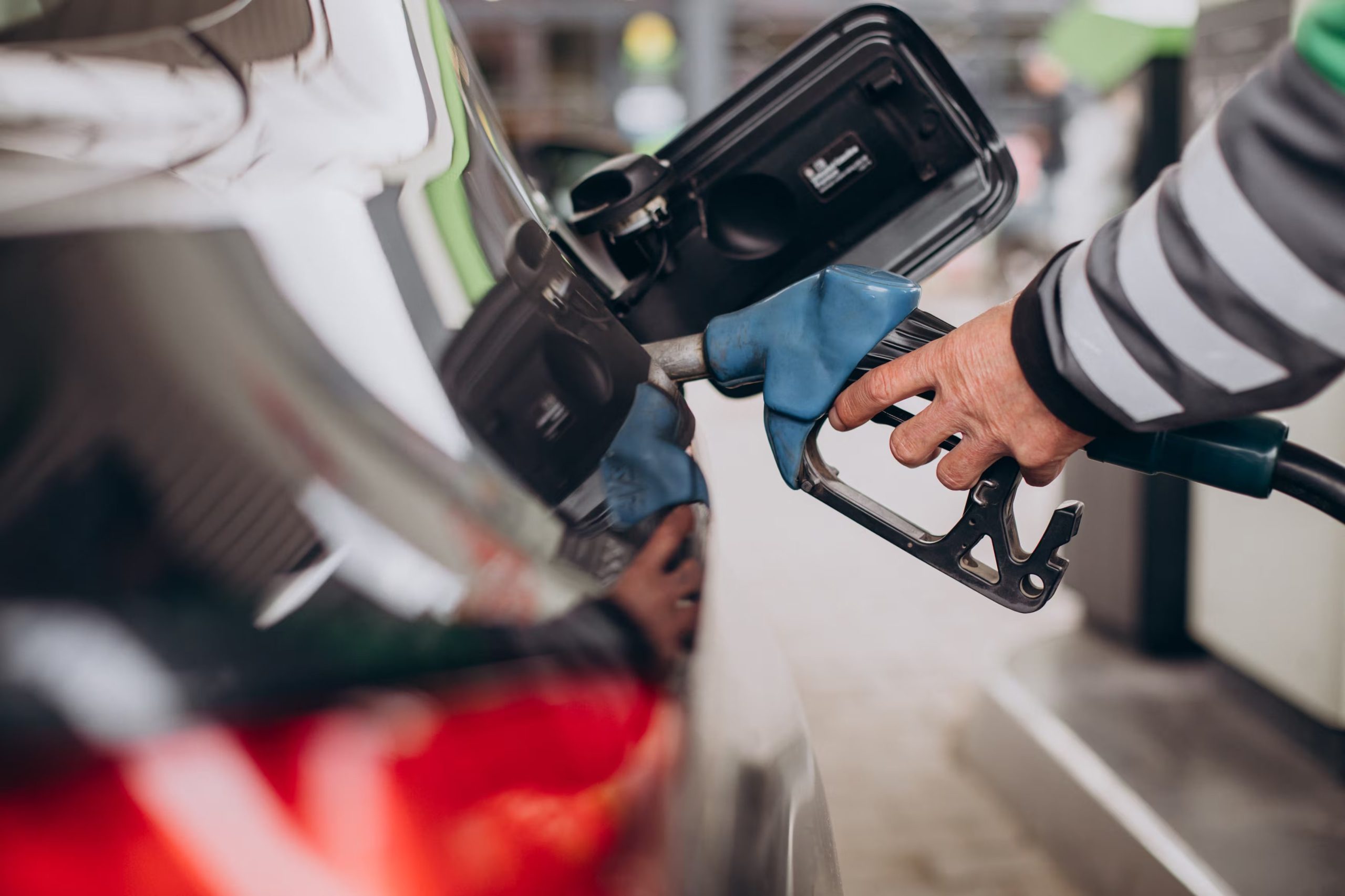Un coche repostando gasolina (Freepik)