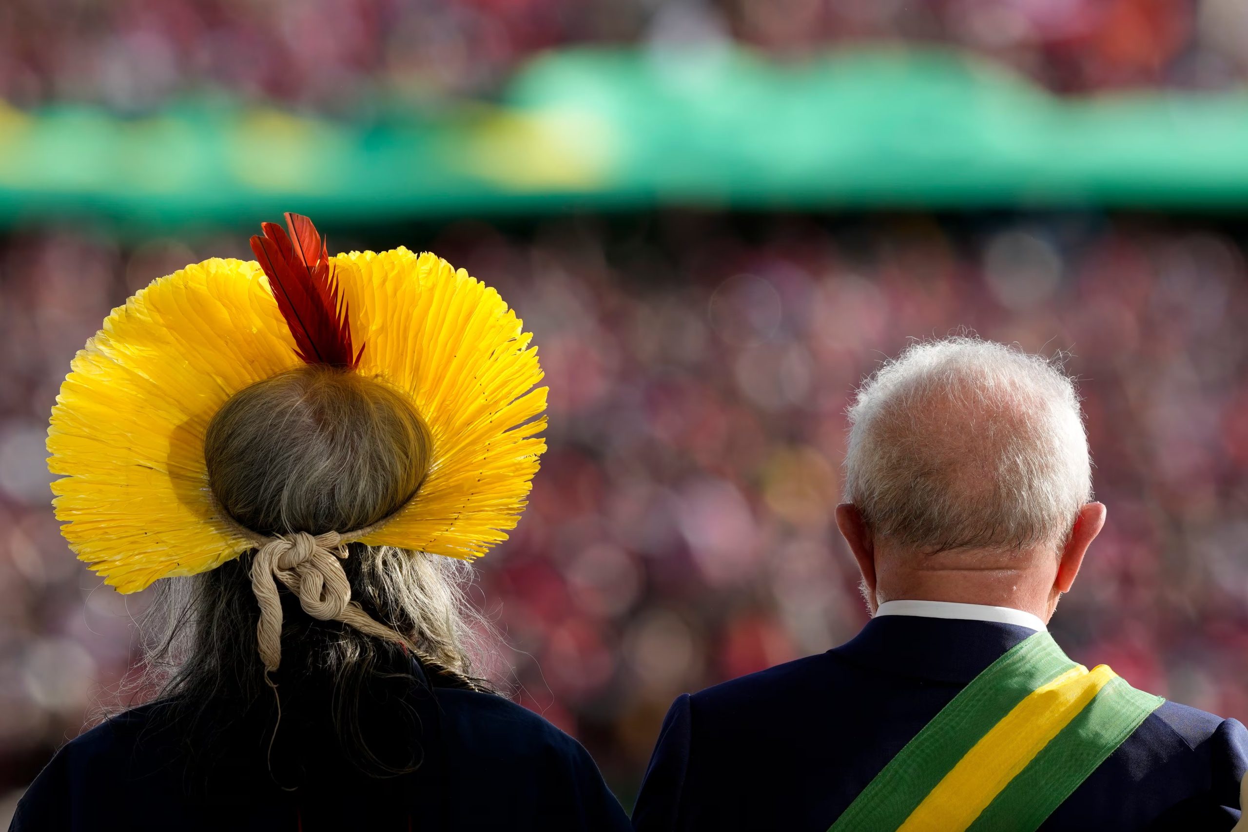 El presidente de Brasil, Luiz Inácio Lula da Silva, a la derecha, de pie junto al líder indígena Raoni Metuktire tras su ceremonia de investidura en el palacio de Planalto en Brasilia, Brasil, el 1 de enero de 2023. (AP Foto/Eraldo Peres, Archivo)
