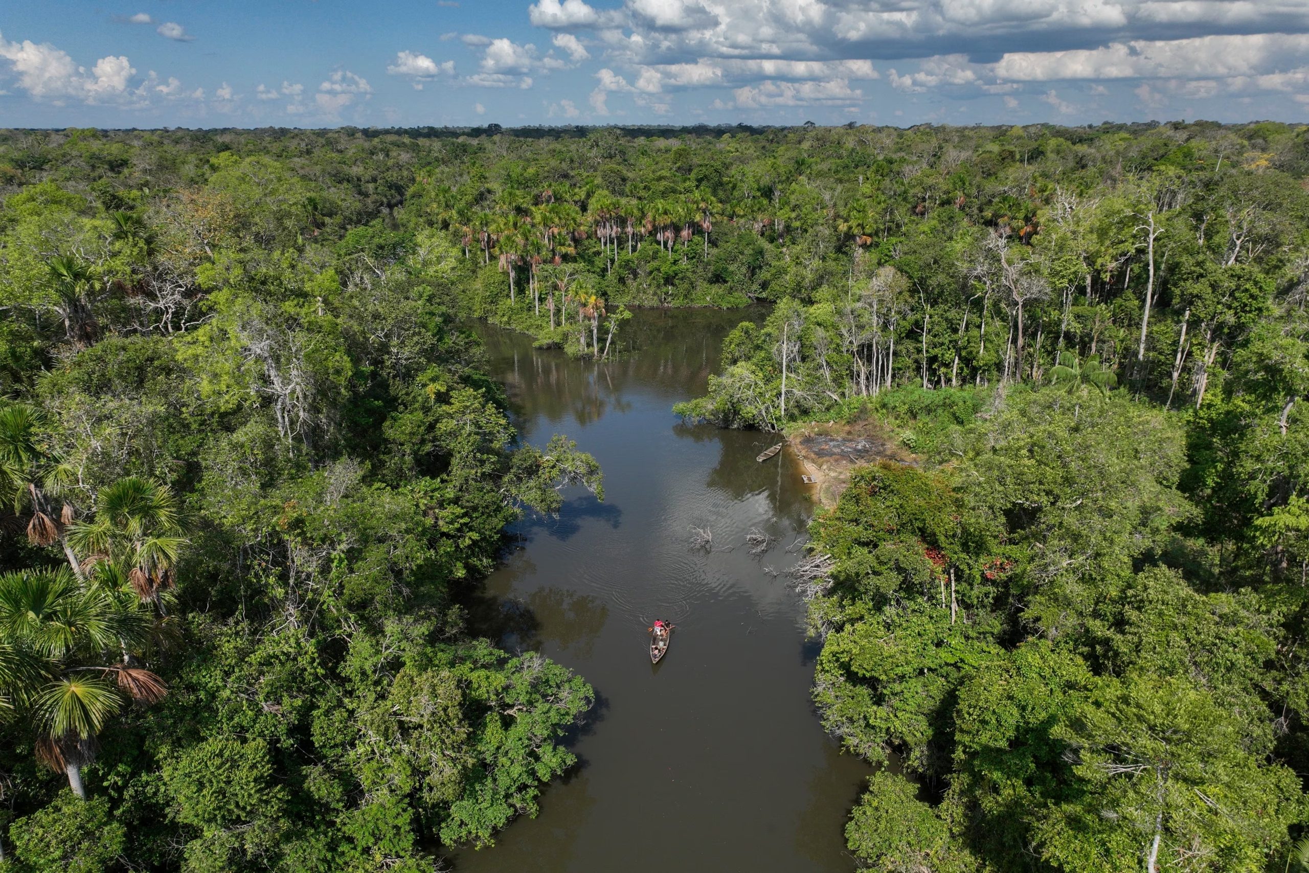 Indígenas se desplazan en un bote en el río Komi Memem, llamado Laje en los mapas no indígenas, el jueves 13 de julio de 2023 en la comunidad indígena wari, en Guajará-Mirim, estado Rondonia, Brasil. (AP Foto/André Penner)