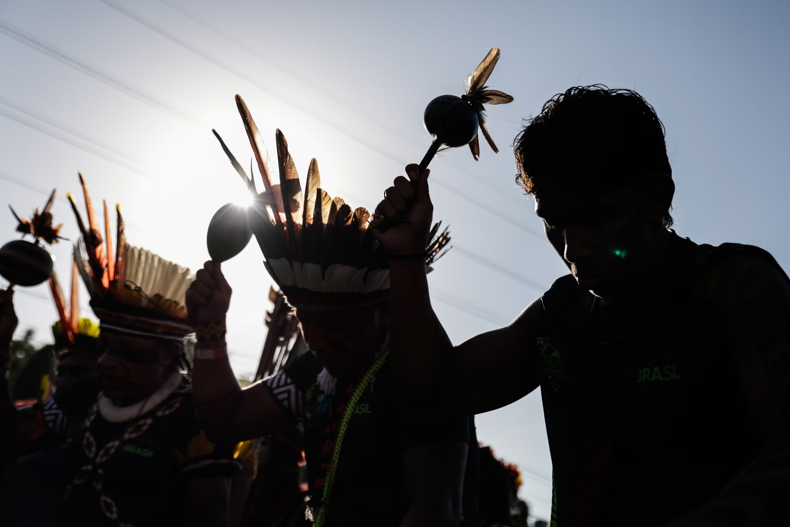 Indígenas participan en la Marcha Global por el Clima 'La Respuesta Somos Nosotros' este lunes, en la Aldea COP30 en Belém (Brasil). EFE/ Fraga Alves