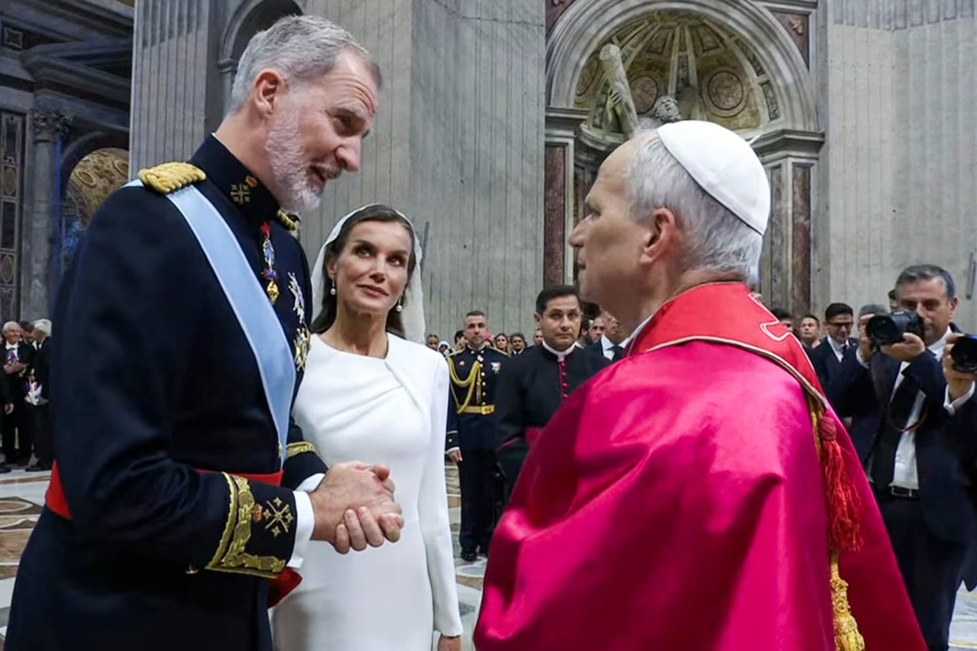 La primera visita de los reyes Felipe y Letizia a León XIV (EFE/Captura de video de la señal Vatican Media)