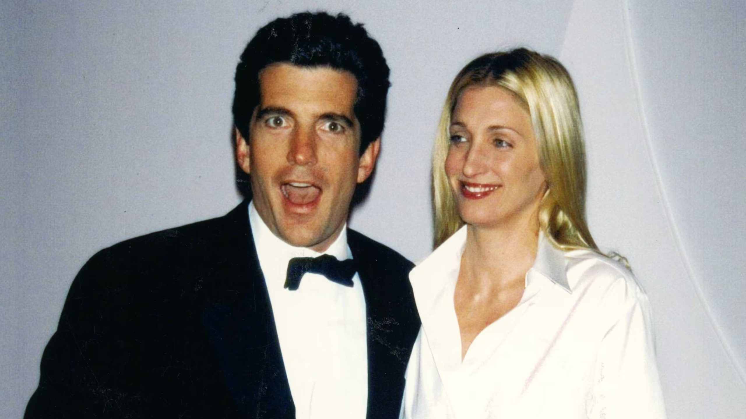 Sasha Chermayeff señaló que la trama de la serie no retrata la verdadera historia de John F. Kennedy Jr. y Carolyn Bessette (Grosby Group)