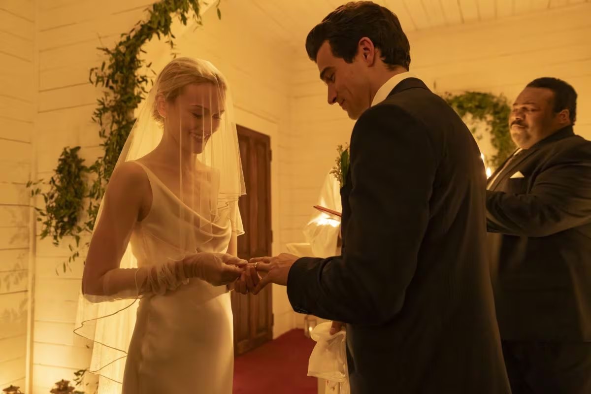 La incomodidad de los asistentes a la boda de John F. Kennedy Jr. y Carolyn Bessette también es ficción (Disney+/FX)
