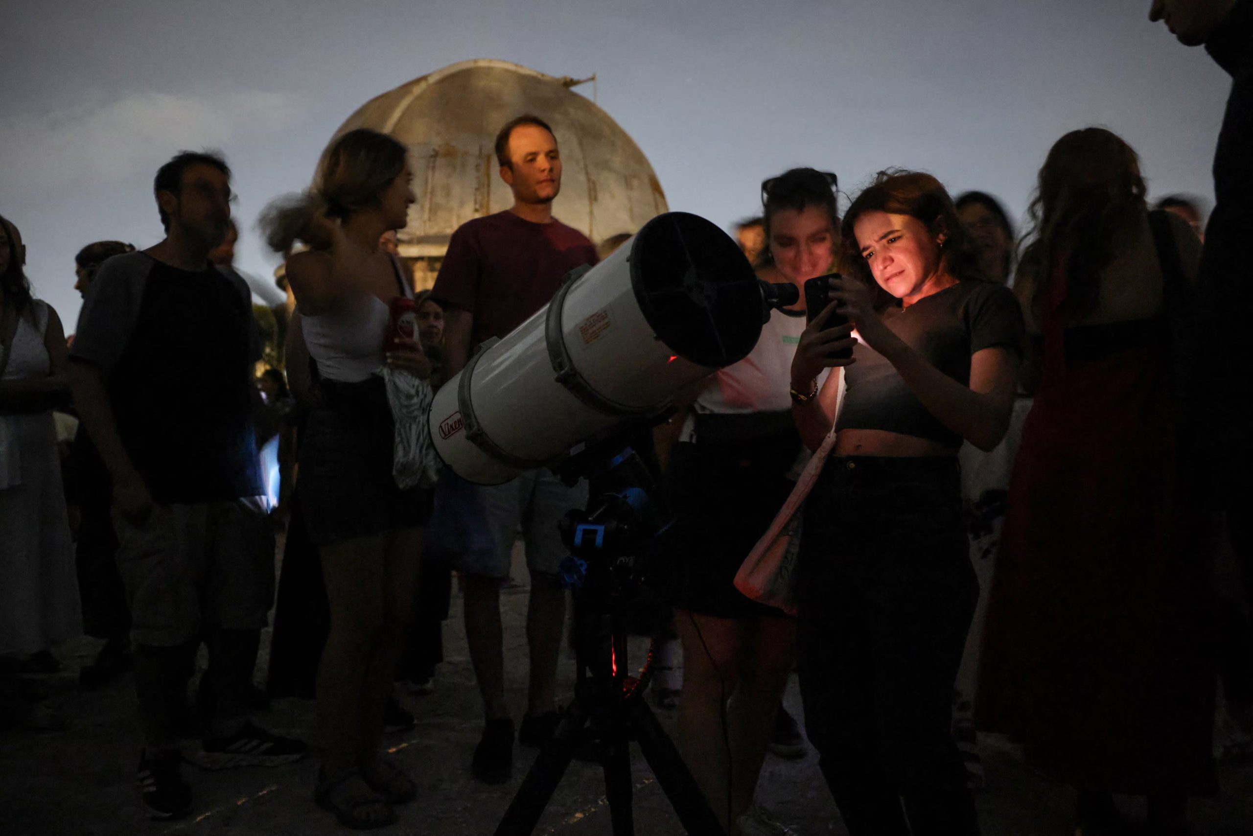 Binoculares o telescopio permiten apreciar mejor el color y la textura lunar durante la totalidad, según recomendaciones de la NASA (REUTERS/Louisa Gouliamaki)