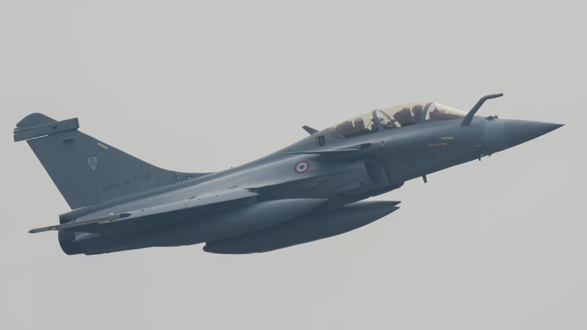 El caza multifunción biplaza Rafale B de Francia durante la misión Pegase 2024 en el aeropuerto Halim Perdanakusuma de Yakarta, Indonesia, el miércoles 24 de julio de 2024 (AP/Tatan Syuflana/Archivo)