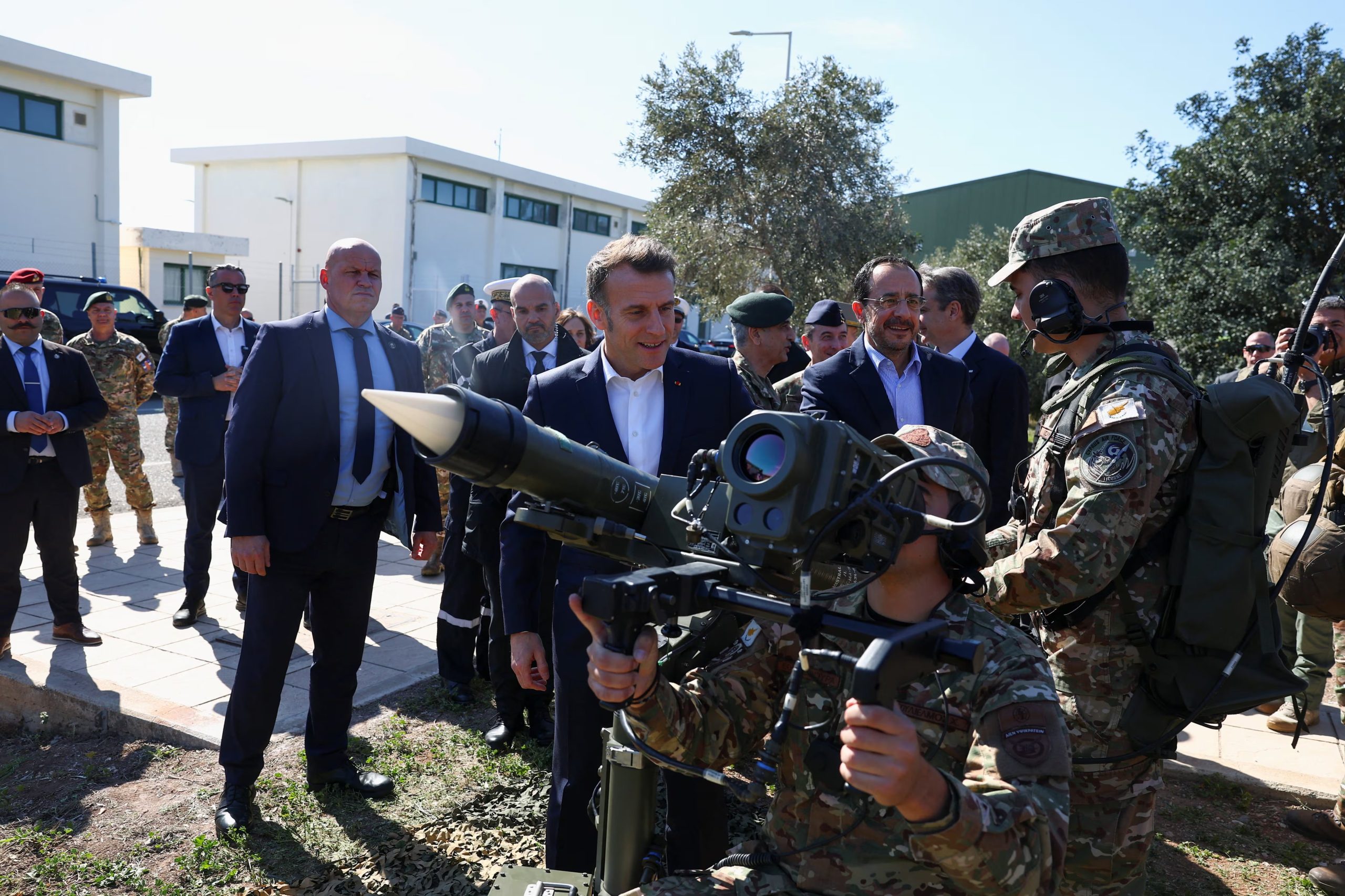 El presidente de Francia, Emmanuel Macron (C), el presidente chipriota, Nikos Christodoulides (C-R), y el primer ministro griego, Kyriakos Mitsotakis (R), observan a miembros del ejército en el aeropuerto militar de Paphos (EFE/EPA/Gonzalo Fuentes)