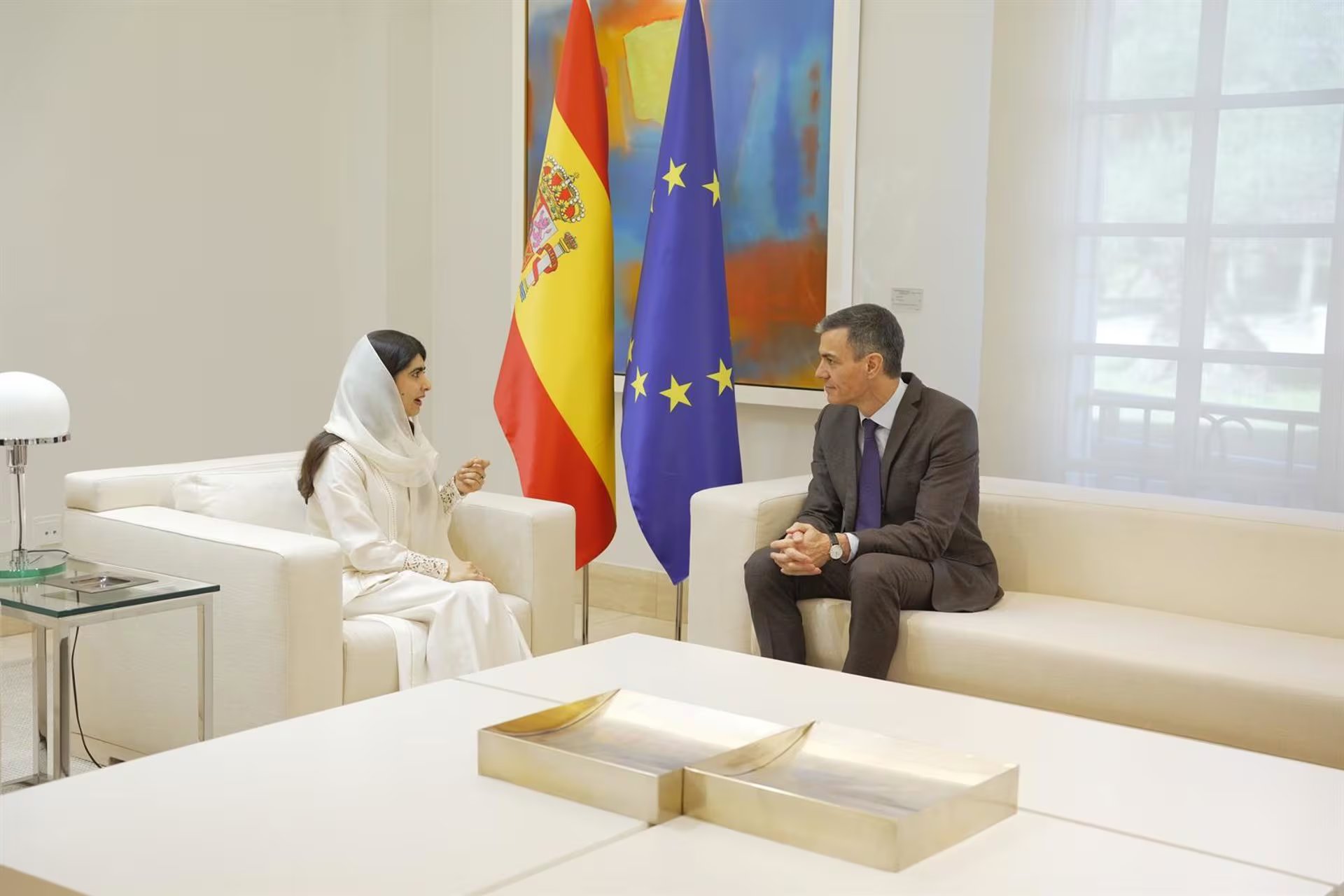 El presidente español Pedro Sánchez y la Premio Nobel de la Paz Malala Yousafzai en reunión hace días atrás (Foto: Europa Press /Moncloa)