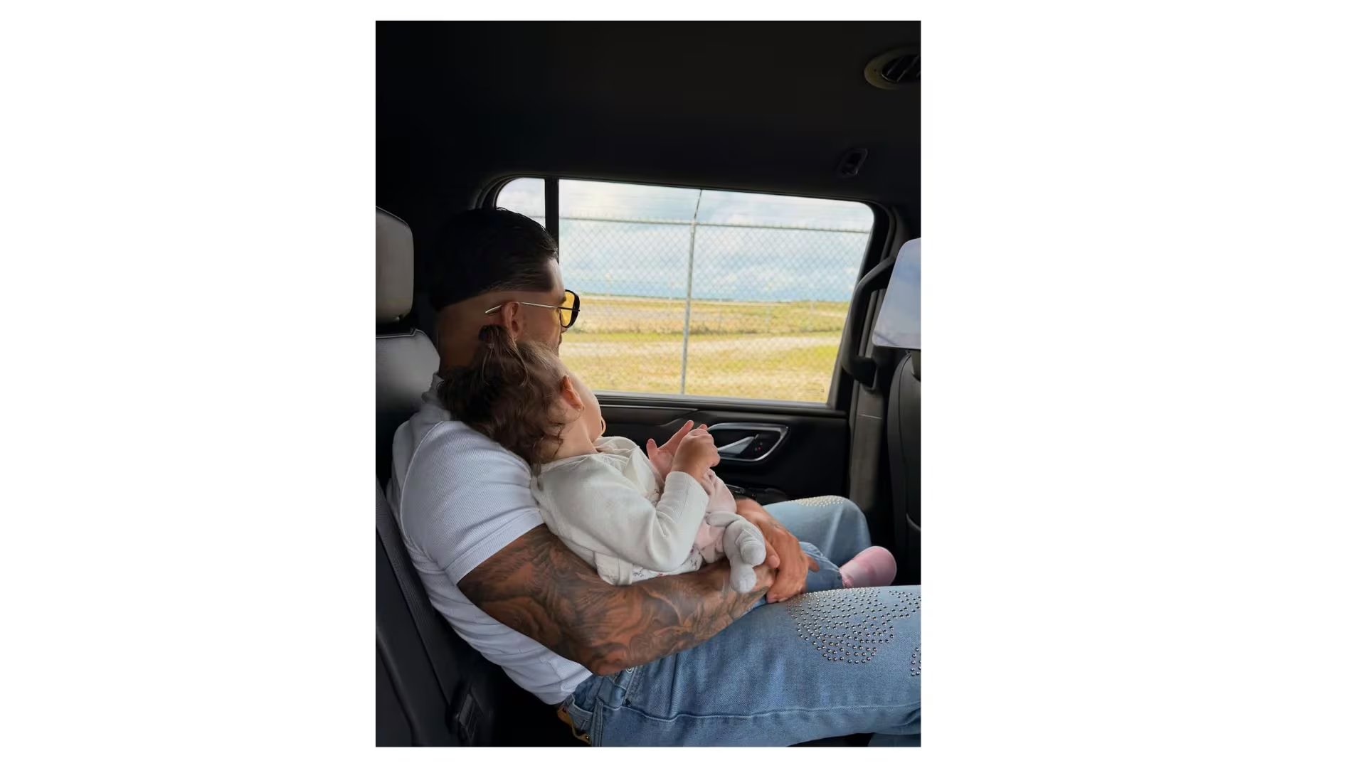 En redes sociales Maluma ha compartido diversas fotos con su hija, cuidando que no se le vea el rostro - crédito @Maluma / Instagram