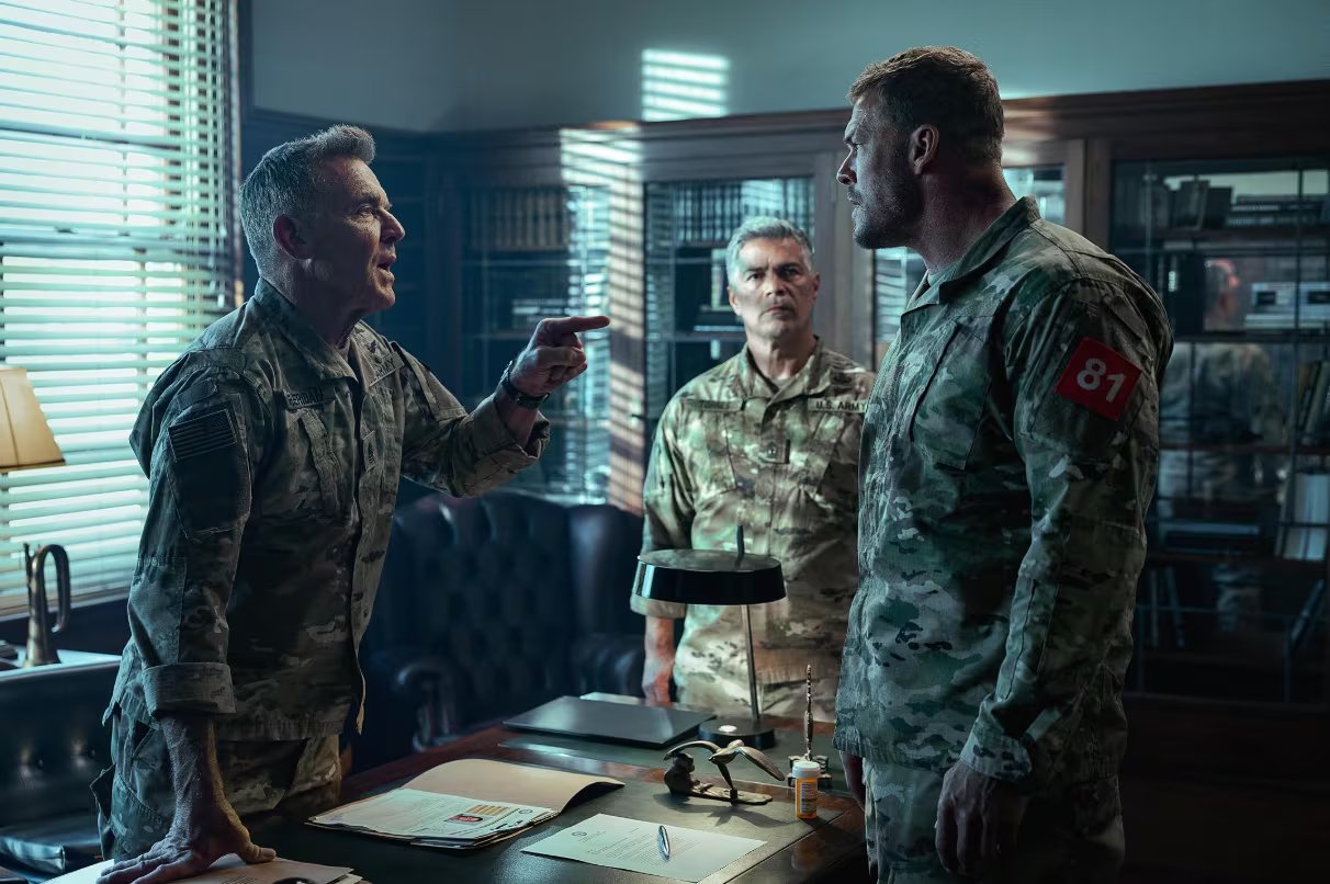 Dennis Quaid y Alan Ritchson protagonizan una confrontación militar, bajo la dirección de Patrick Hughes, en un tenso momento de la película. (Ben King/Netflix/Ben King/Netflix - © 2026 Netflix, Inc.)