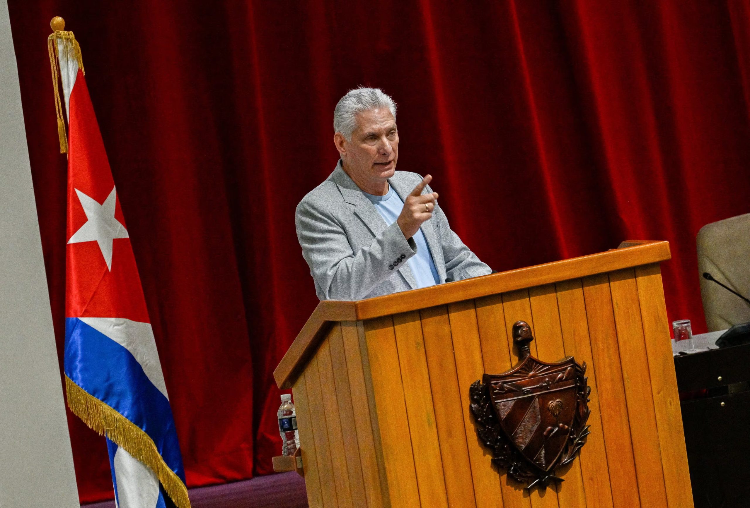 El dictador de Cuba, Miguel Díaz-Canel, habla durante una reunión con miembros del convoy Nuestra América, que llegó a la isla con ayuda humanitaria, en el Palacio de Convenciones de La Habana, Cuba, el 20 de marzo de 2026 (Adalberto Roque/REUTER)
