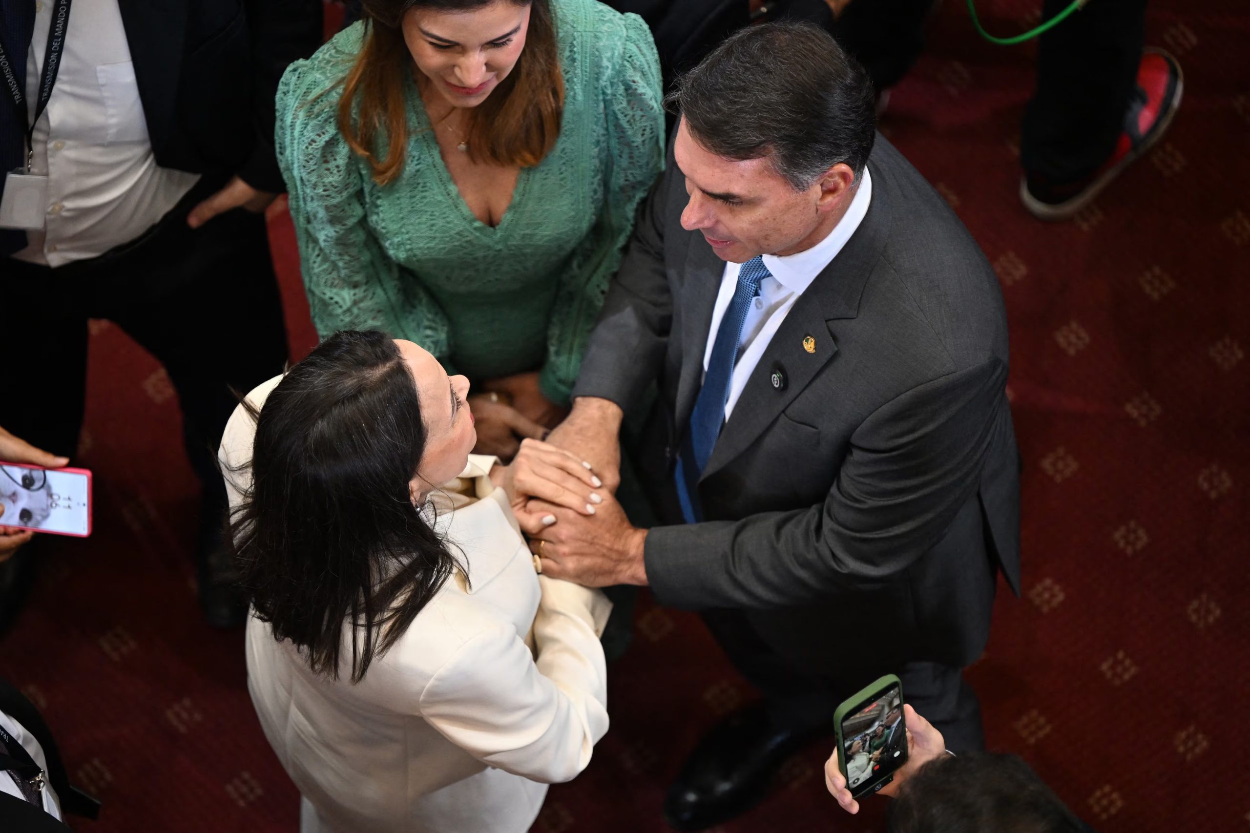 María Corina Machado y Flávio Bolsonaro prometieron ayudarse en defensa de la justicia (RODRIGO ARANGUA/AFP)