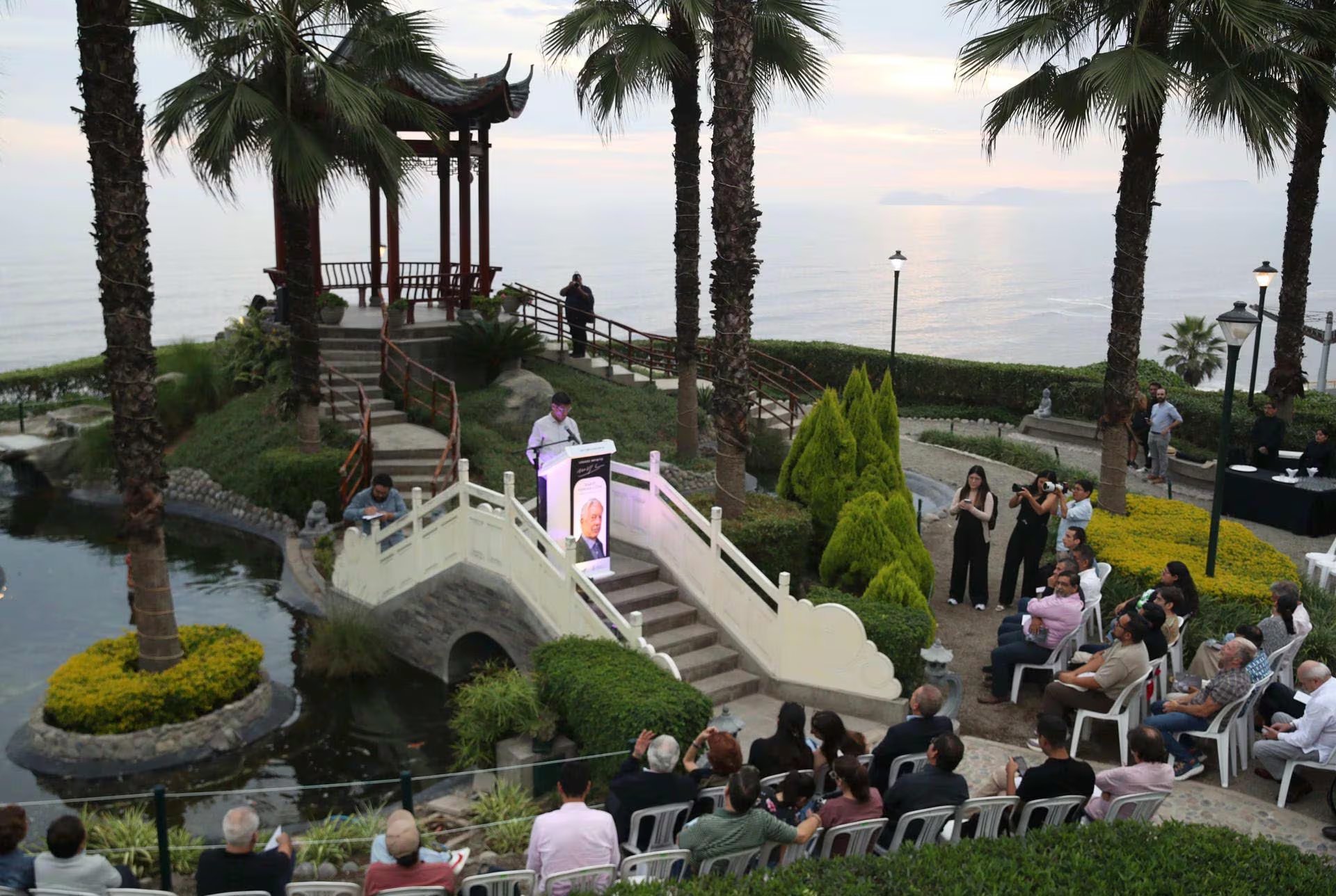 La lectura '90 años, 90 minutos' rindió homenaje a Mario Vargas Llosa en el malecón de Miraflores y resaltó su legado literario