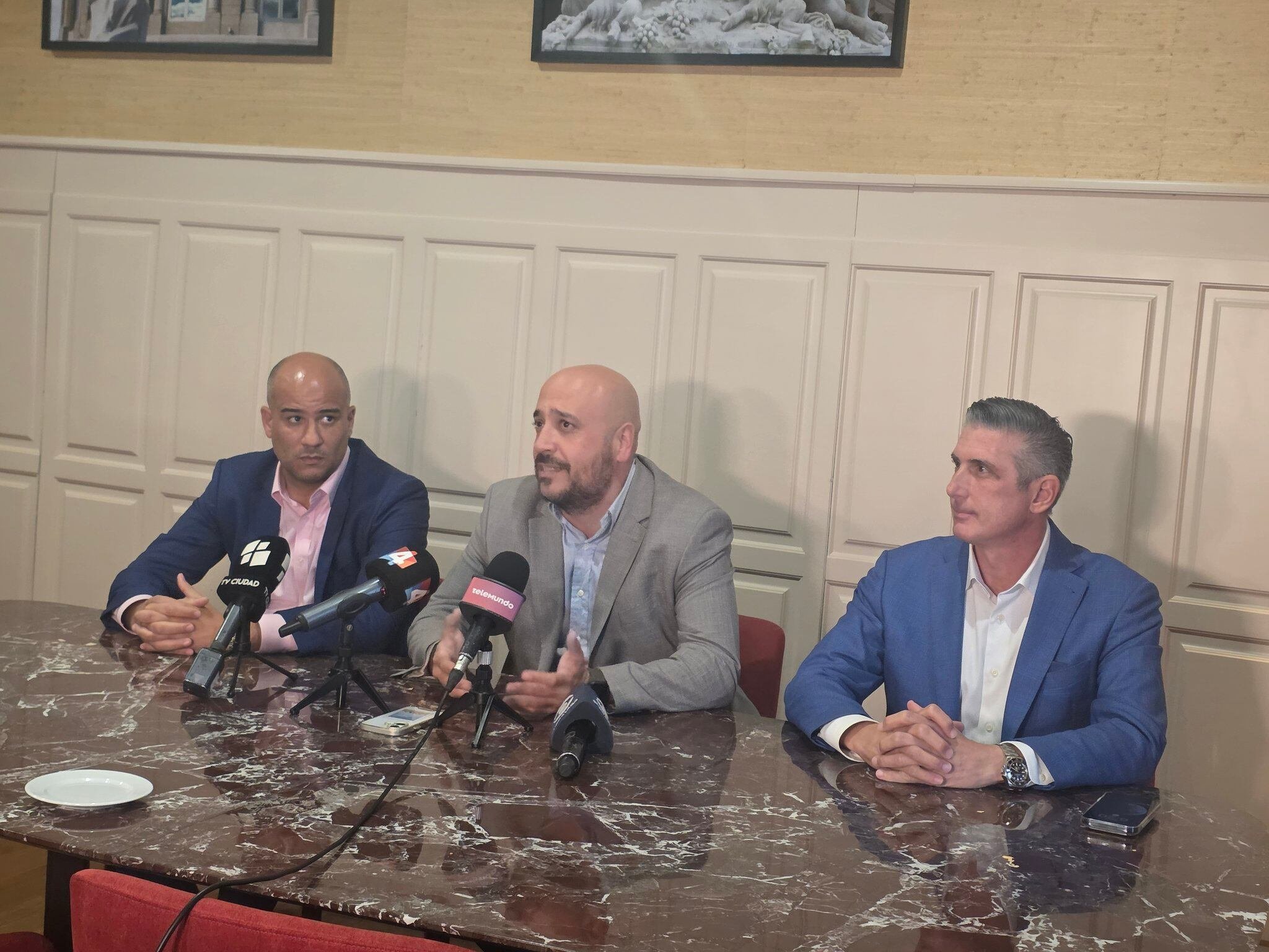 La defensa de Sebastián Marset, dando una conferencia de prensa en Montevideo (@cabezamartini)