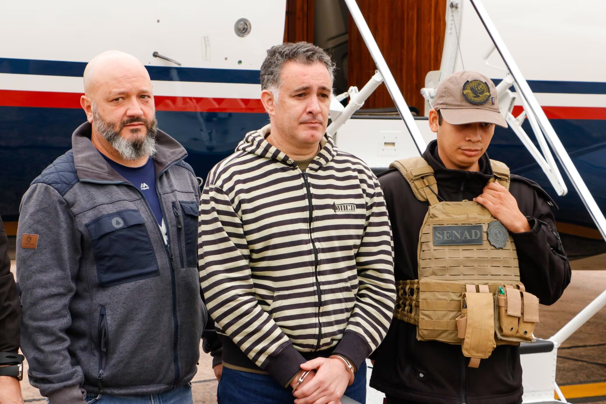 Federico Santoro, uruguayo perteneciente al esquema liderado por Sebastian Marset y Miguel Ángel Insfrán, al ser extraditado a Estados Unidos (Senad Paraguay)