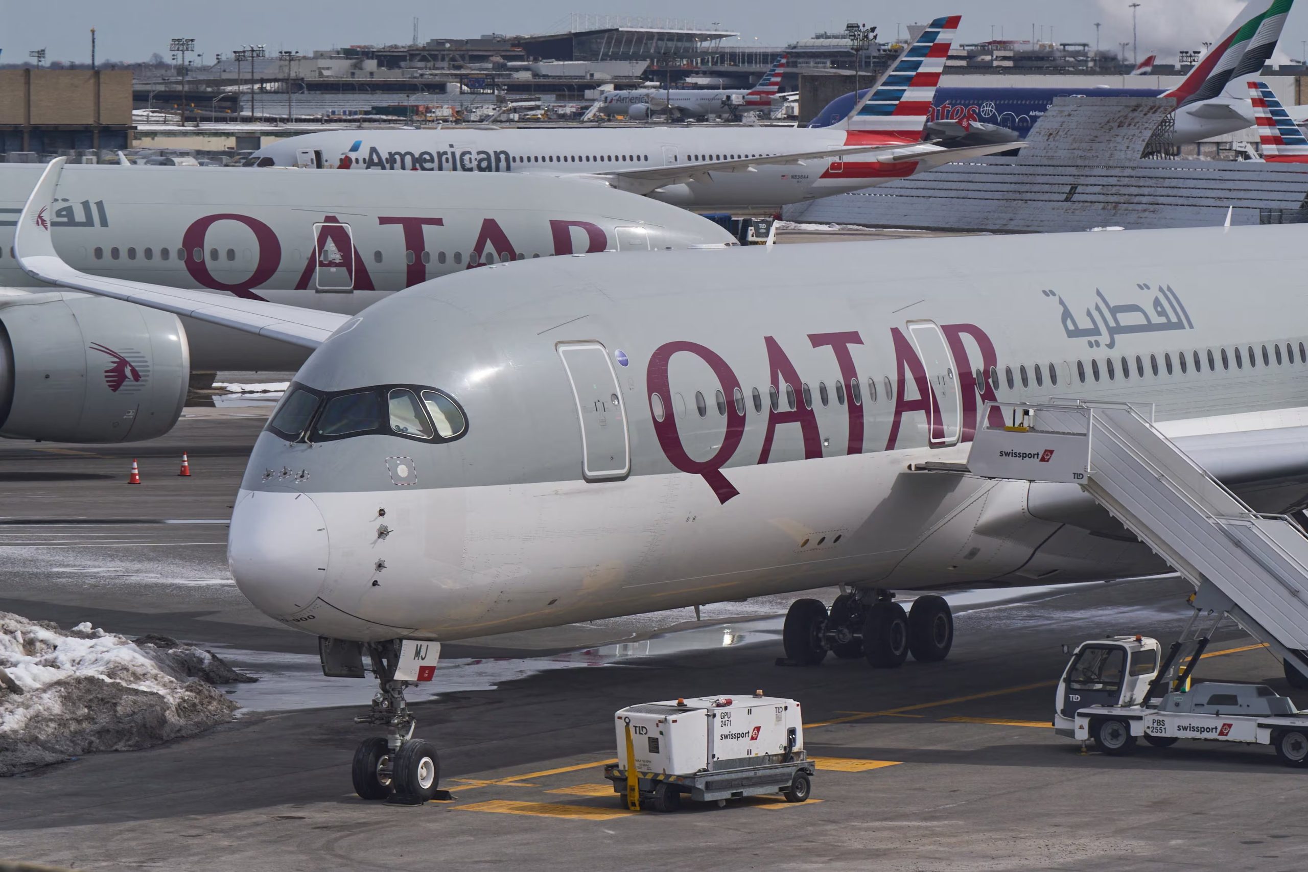 Un avión Airbus A350-900 operado por Qatar Airways, a la derecha, afectado por el conflicto entre Estados Unidos e Israel con Irán, el 2 de marzo de 2026 (REUTERS/Bing Guan)