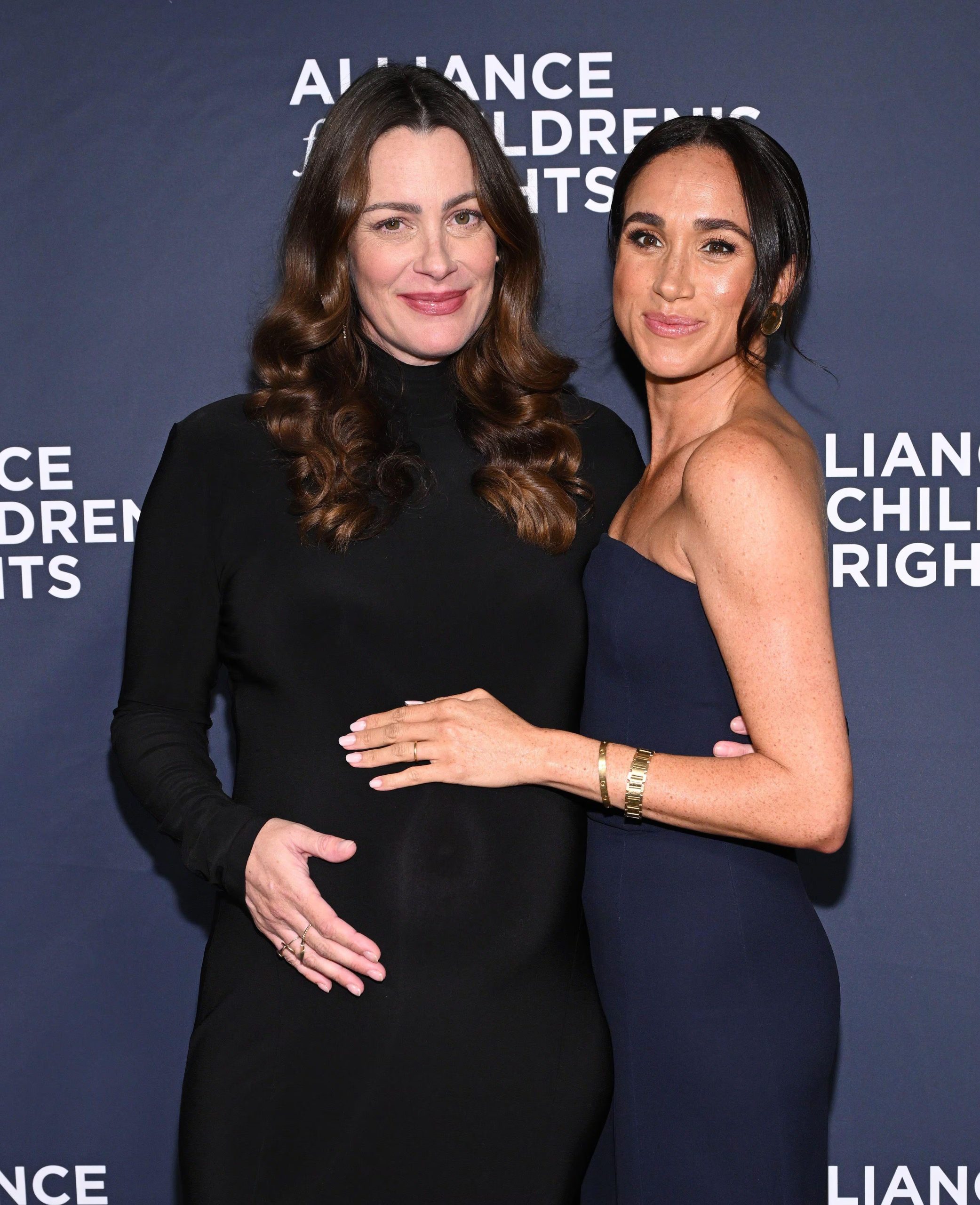 Kelly Zajfen y Meghan Markle en un evento benéfico celebrado en Los Ángeles. (AFF/Alamy Live News)
