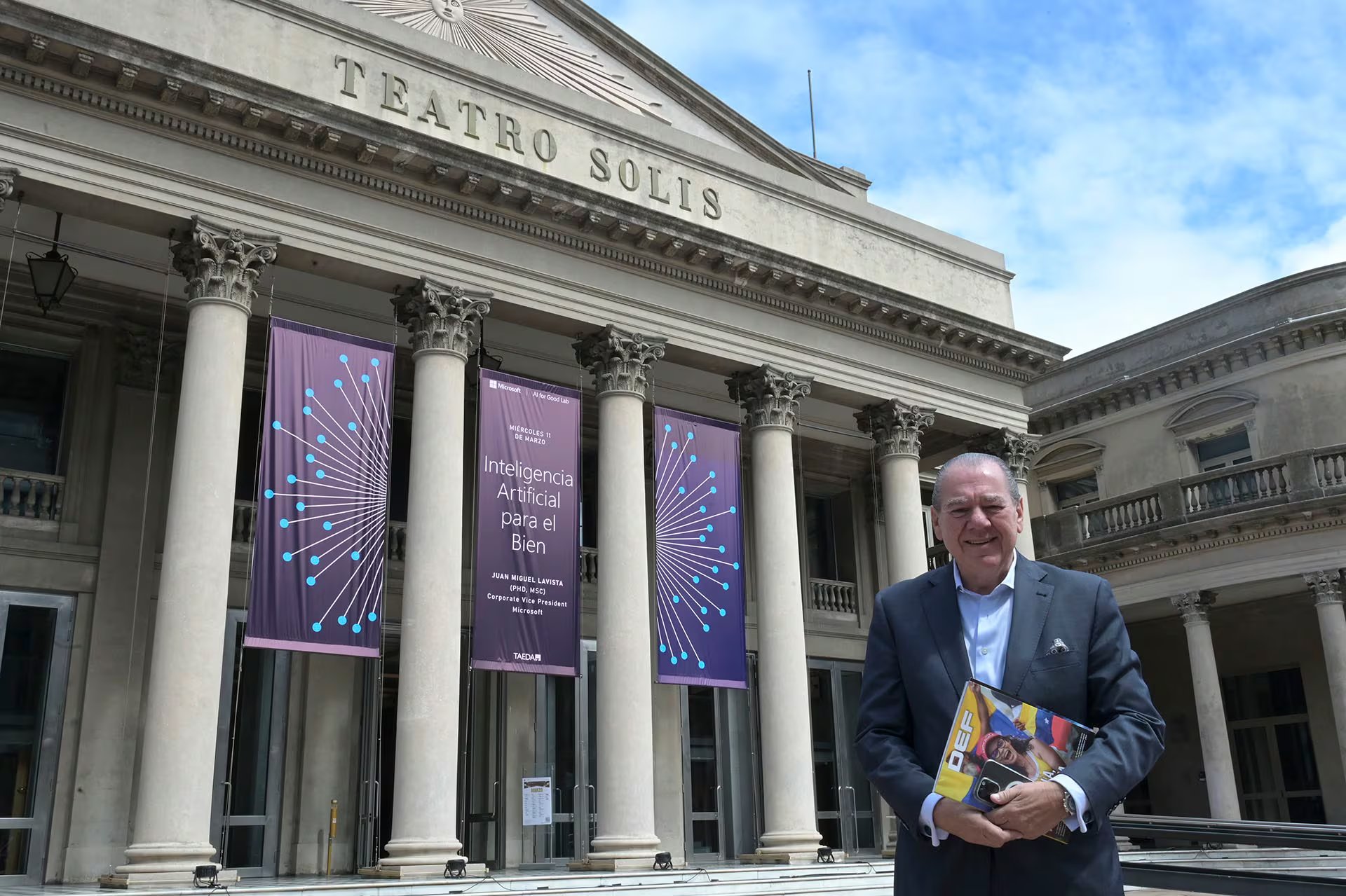 Mario Montoto, presidente de Fundación TAEDA, frente al Teatro Solís en Montevideo