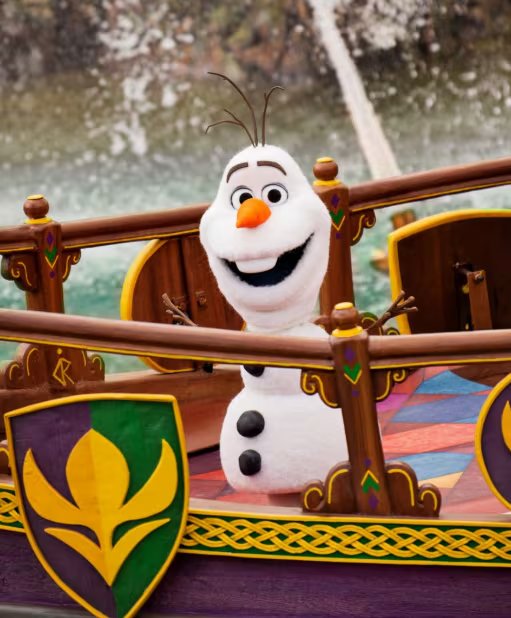 Olaf, el querido muñeco de nieve de Frozen, saluda a los visitantes desde una colorida embarcación, parte de la experiencia de World of Frozen (Disney Parks)