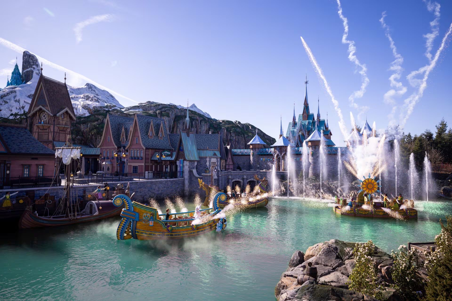 El nuevo World of Frozen ofrece un espectáculo con fuentes, pirotecnia y barcos temáticos frente a un majestuoso castillo de hielo y montañas nevadas (Disney Parks)