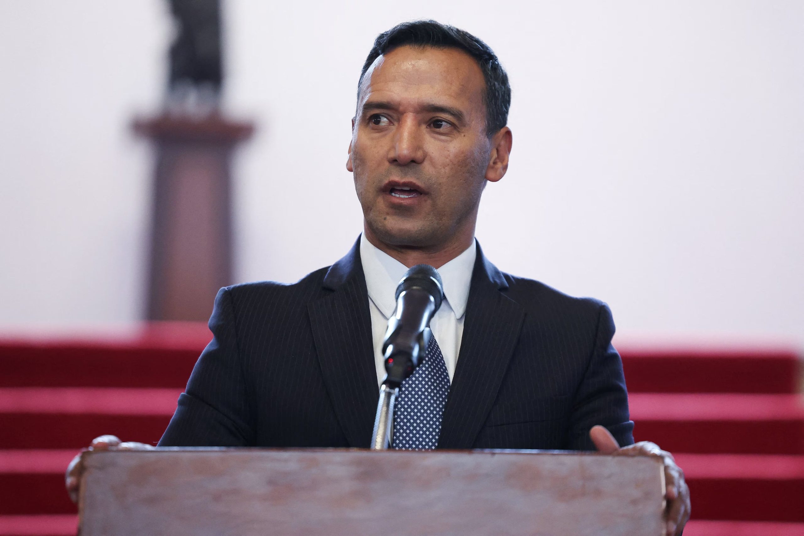 El ministro Sánchez anunció que las autoridades ya se desplegaron en la zona y advirtió de posibles medidas contra las empresas de buses que permitieron el uso de estos vehículos para dicha actividad - crédito Luisa González/REUTERS