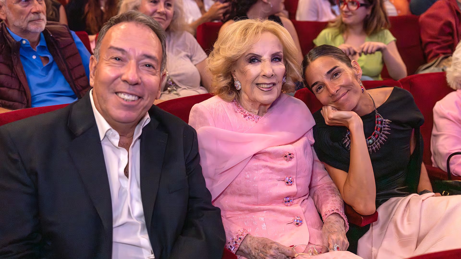 Mirtha Legrand, Juana Viale y Alejandro Veroutis ocuparon la fila 5 del teatro junto a Amalia Idoyaga Molina