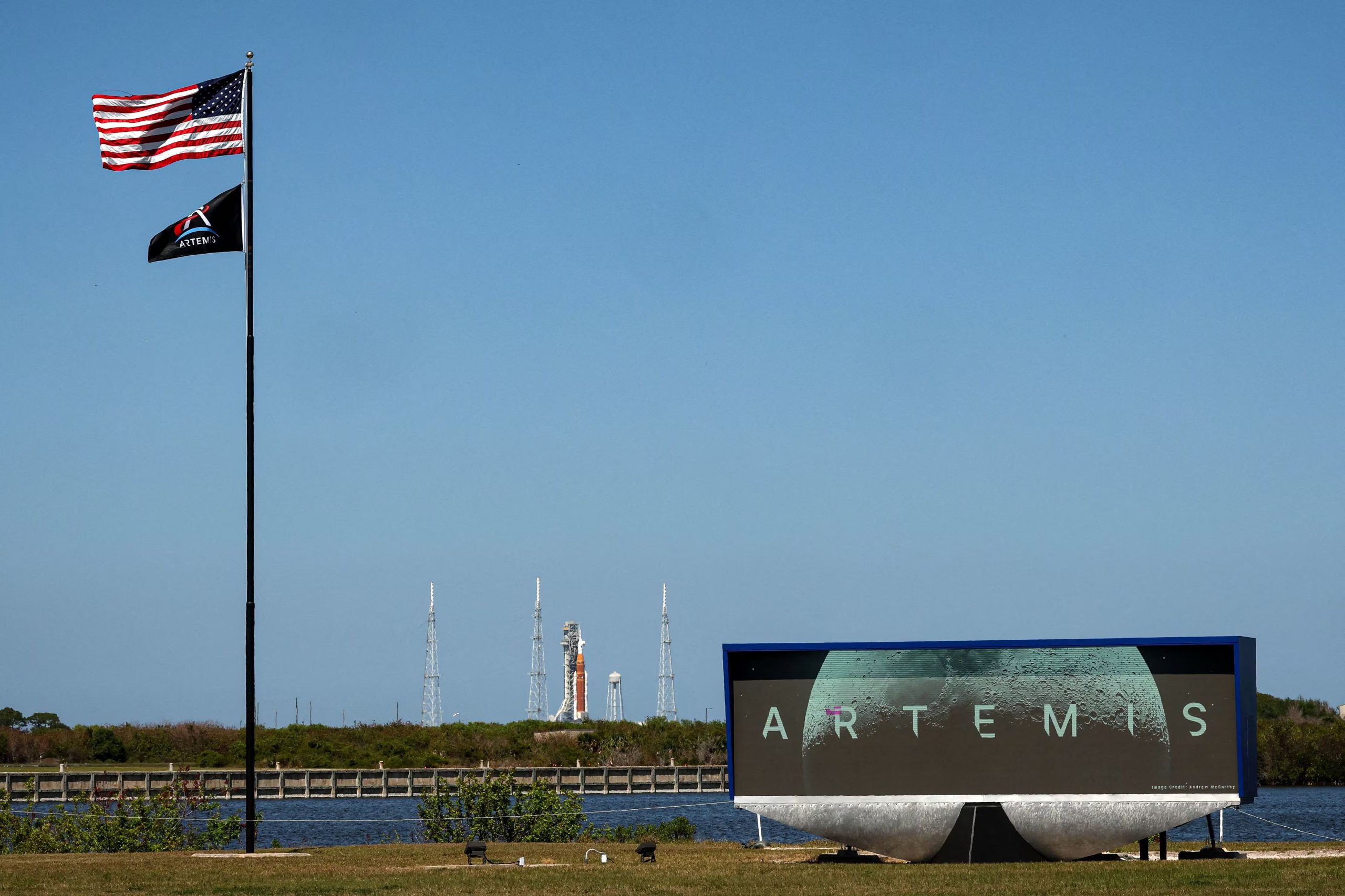 El cohete SLS impulsará la cápsula Orion en un vuelo de diez días alrededor de la Luna y regreso a la Tierra
- REUTERS/Brendan McDermid