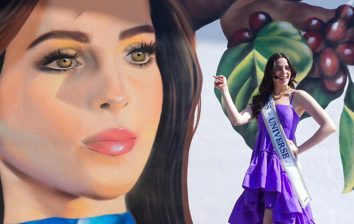 Fátima Bosch, Miss Universo, posa sonriente junto al mural inspirado en su imagen, inaugurado en El Cafetalón, Santa Tecla (Foto cortesía Henry Flores).
