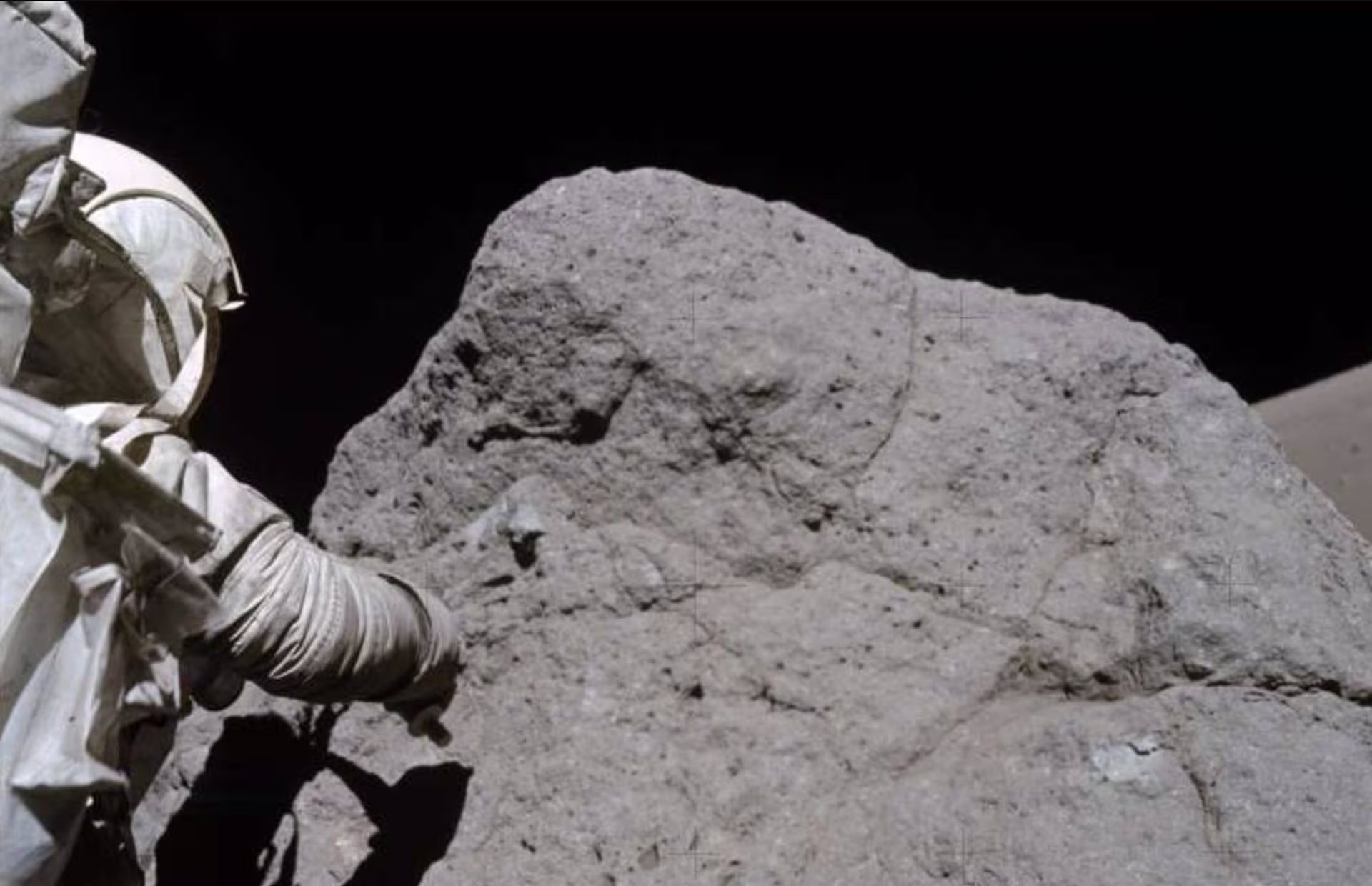 El astronauta del Apolo 17, Harrison H. Schmitt, toma muestras de la roca en la base del Macizo Norte, en el valle Taurus-Littrow. Esta gran roca se desprendió debido a un fuerte terremoto lunar ocurrido hace unos 28,5 millones de años
(NASA/JSC/ASU)
