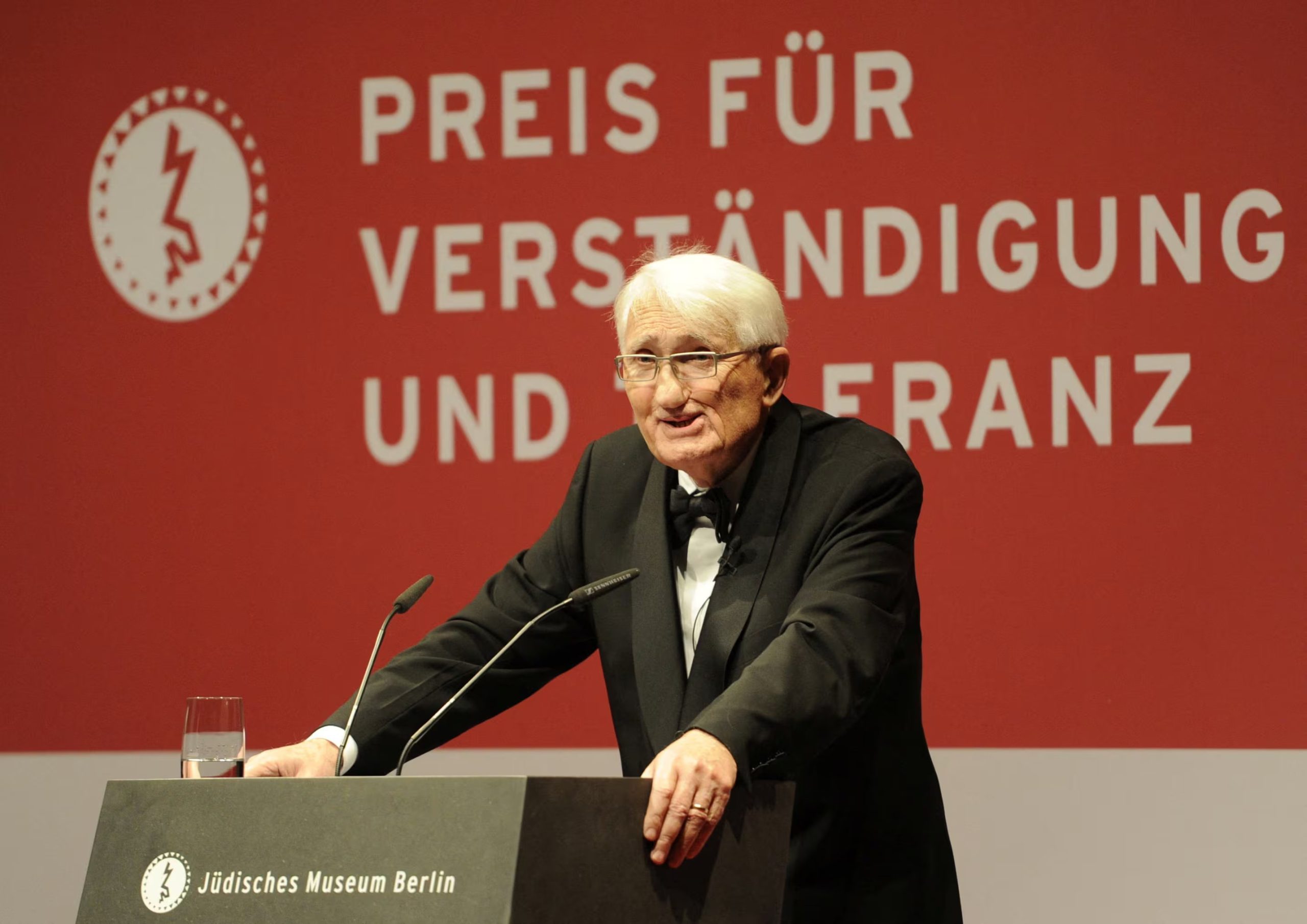 El filósofo alemán, el profesor Jürgen Habermas, pronuncia un discurso durante la ceremonia de entrega del premio «Comprensión y Tolerancia» en el Museo Judío de Berlín, el 13 de noviembre de 2010. Fotografía tomada el 13 de noviembre. REUTERS/Odd Andersen/Pool/Foto de archivo
