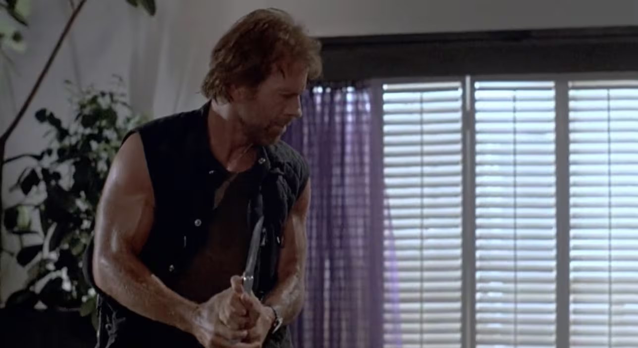 The Colombian Connection llevaba el nombre en el título pero rodó sus escenas en Filipinas. Durante esa producción, cinco miembros del equipo murieron al estrellarse un helicóptero por falta de combustible- crédito Fotograma The Colombian Connection