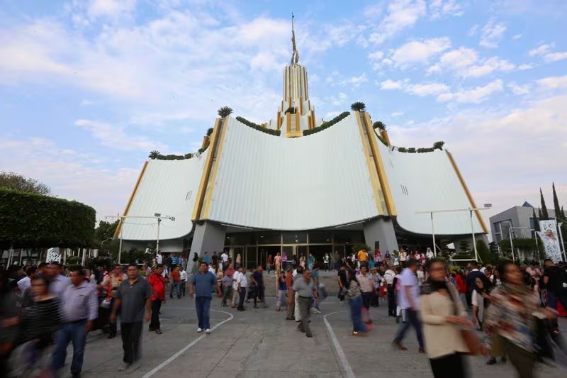 Devotos se ven después de una vigilia de oración en la iglesia La Luz del Mundo después de que su líder Naasón Joaquín García fuera arrestado en California, en Guadalajara, México. 5 de junio de 2019. REUTERS/Fernando Carranza