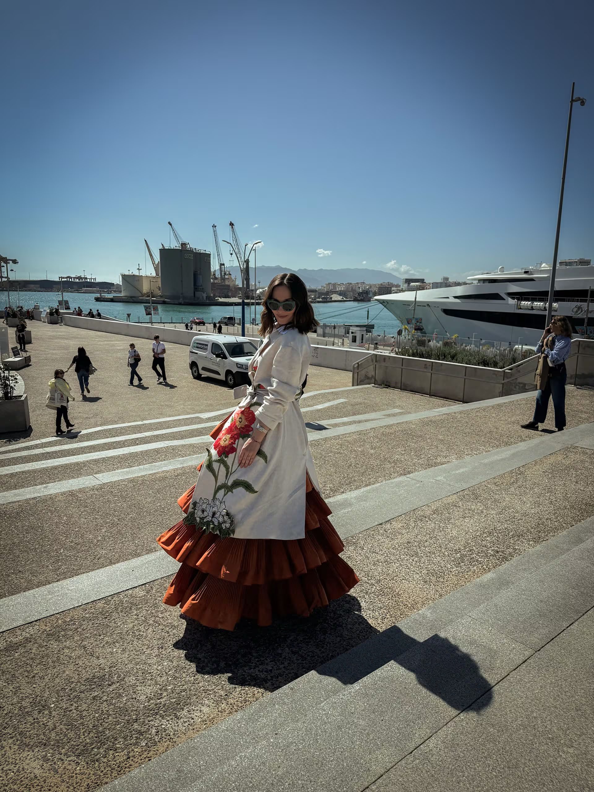 Natalia Oreiro caminando por las calles de Málaga ciudad en la que vivió cuando era pequeña