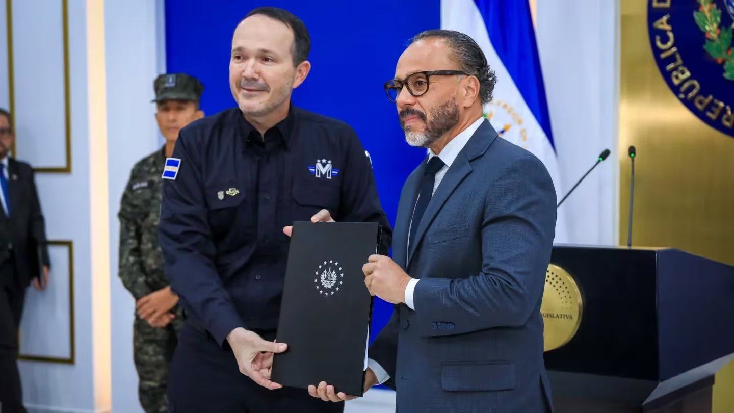 Gustavo Villatoro argumenta que la modificación al Código Penal responde a años de reclamos. La administración se aferra a una visión de justicia renovada. El país observa atento las implicaciones a futuro (Foto cortesía Ernesto Castro)