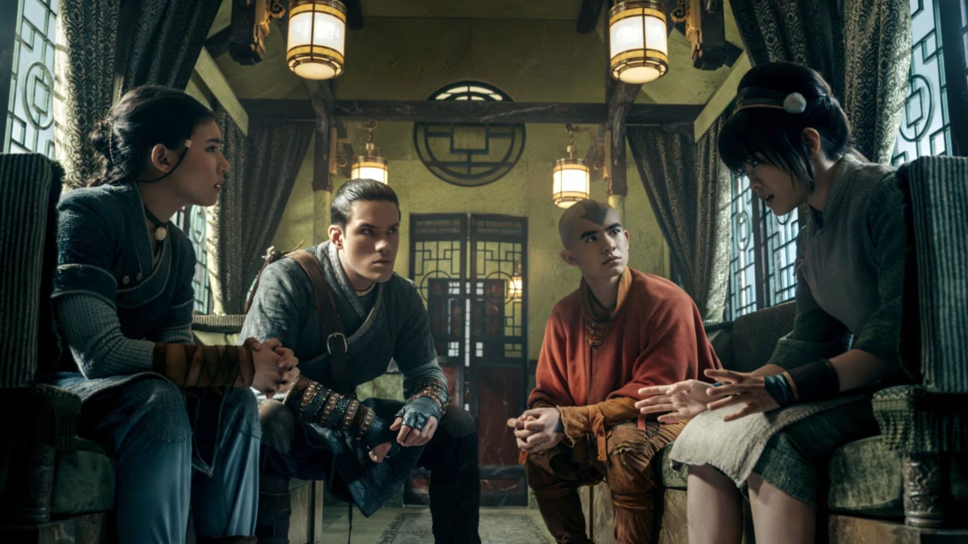 La trama sigue la misión de Aang, Katara y Sokka hacia el Reino Tierra, en busca de alianza para enfrentar al Señor del Fuego Ozai (Netflix)