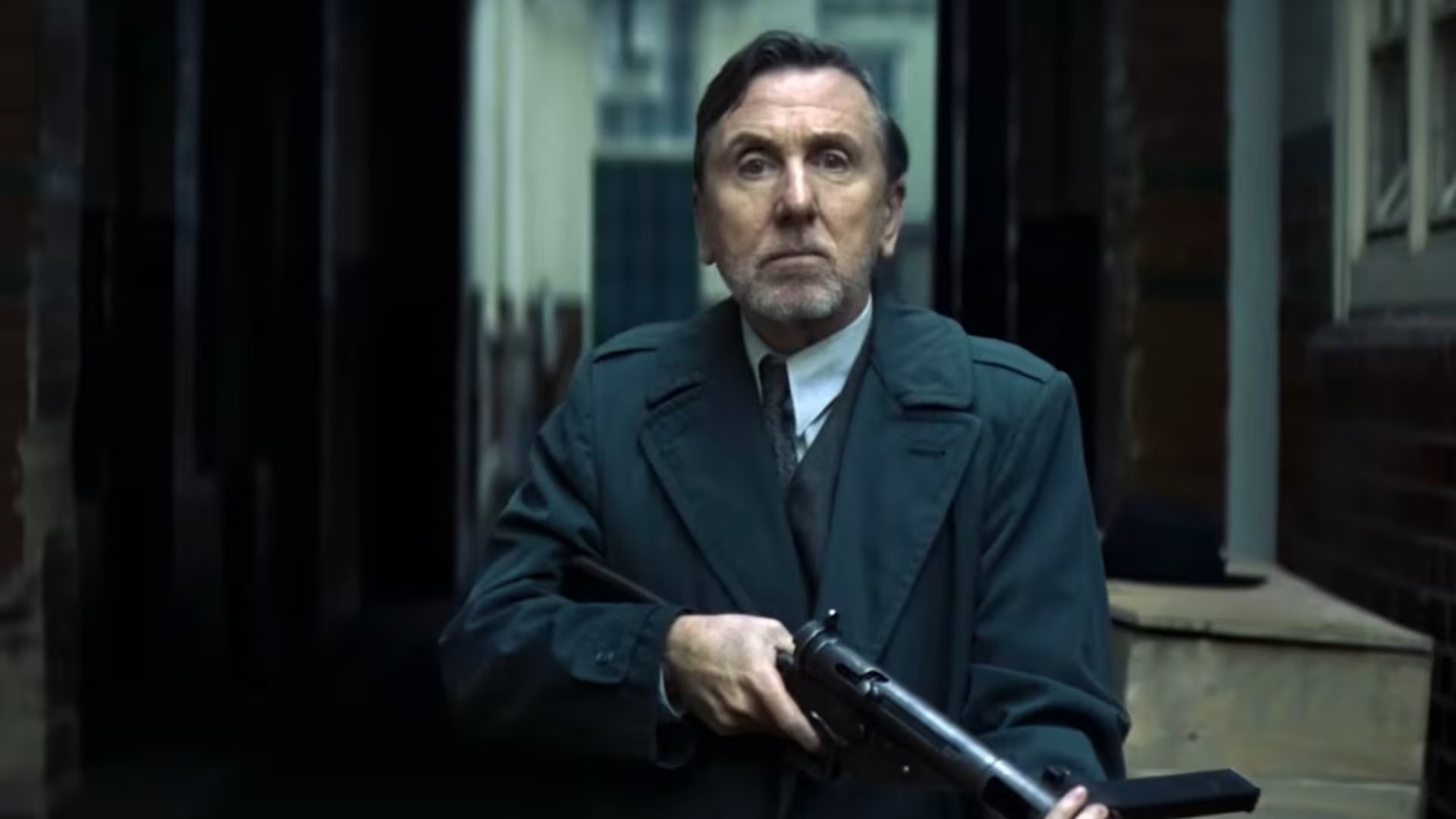 Tim Roth interpreta a Beckett, un antagonista vinculado al avance del fascismo en la Inglaterra de los años 40. (Netflix)