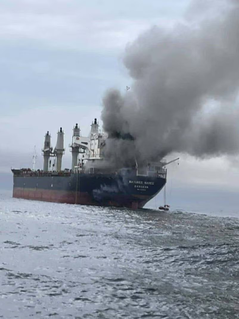 Varios buques petroleros y de carga fueron atacados por la Guardia Islámica Revolucionaria de Irán para impedir su paso por el estrecho de Ormuz. En la imagen, un granelero de bandera tailandesa propiedad de la naviera Precious Shipping Public quedó en llamas (EFE)